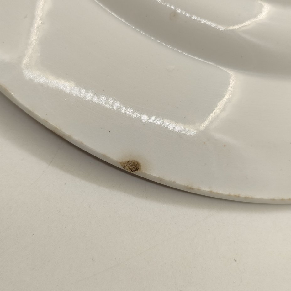 Пара обеденных тарелок, украшенных цветочным орнаментом по канту, фаянс, золочение, деколь, Конаковский фаянсовый завод им. М.И. Калинина (ЗиК Конаково), СССР, 1932-1952 гг.