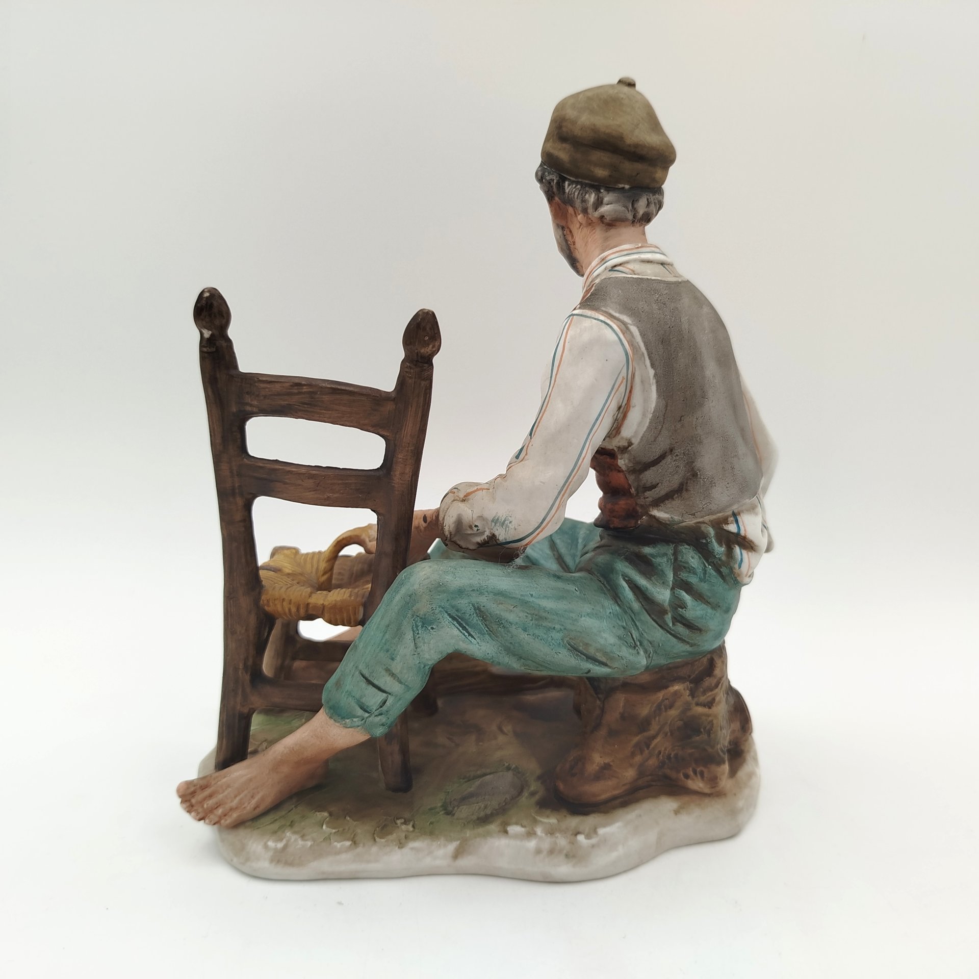 Скульптурная композиция в стилистике Capodimonte "Мебельщик", фарфор, роспись, Япония, 1970-1990 гг.