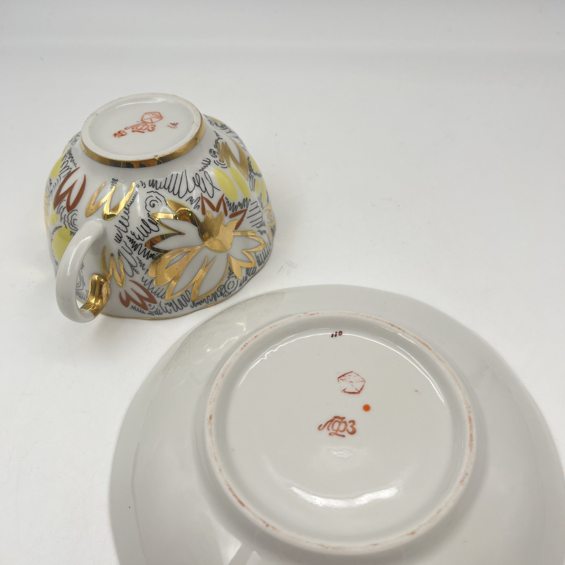 Пара чайная "Золотые ромашки", автор росписи Л.И. Григорьева, форма "Тюльпан", фарфор, деколь, золочение, Ленинградский фарфоровый завод (ЛФЗ), СССР, 1970-1986 гг.