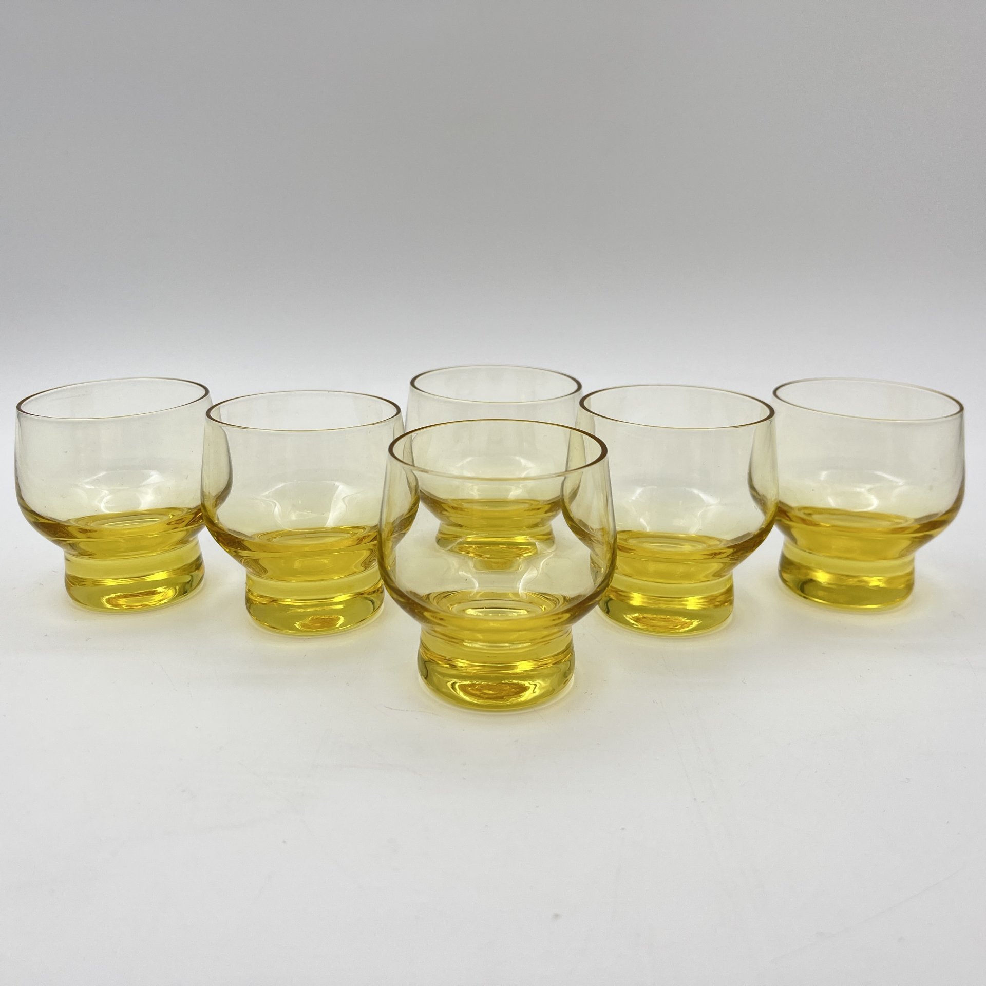 Набор из шести стопок лимонно-желтого оттенка, стекло, Гусевской хрустальный завод (Гусь-Хрустальный), СССР, 1970-1990 гг.