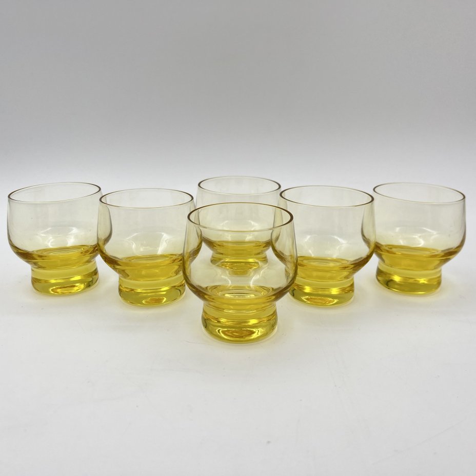 Набор из шести стопок лимонно-желтого оттенка, стекло, Гусевской хрустальный завод (Гусь-Хрустальный), СССР, 1970-1990 гг.