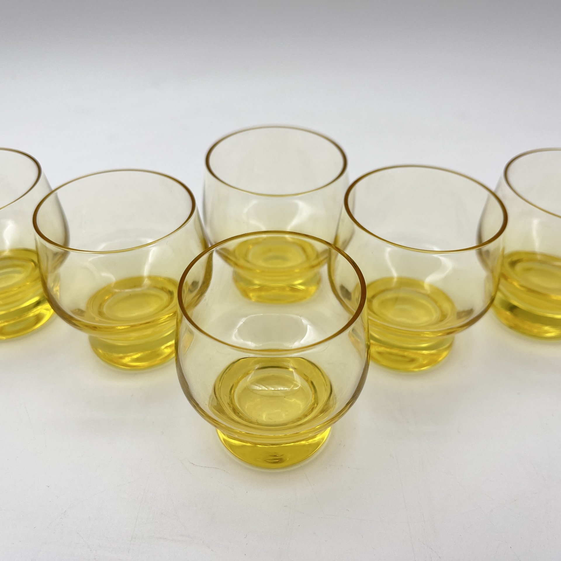 Набор из шести стопок лимонно-желтого оттенка, стекло, Гусевской хрустальный завод (Гусь-Хрустальный), СССР, 1970-1990 гг.