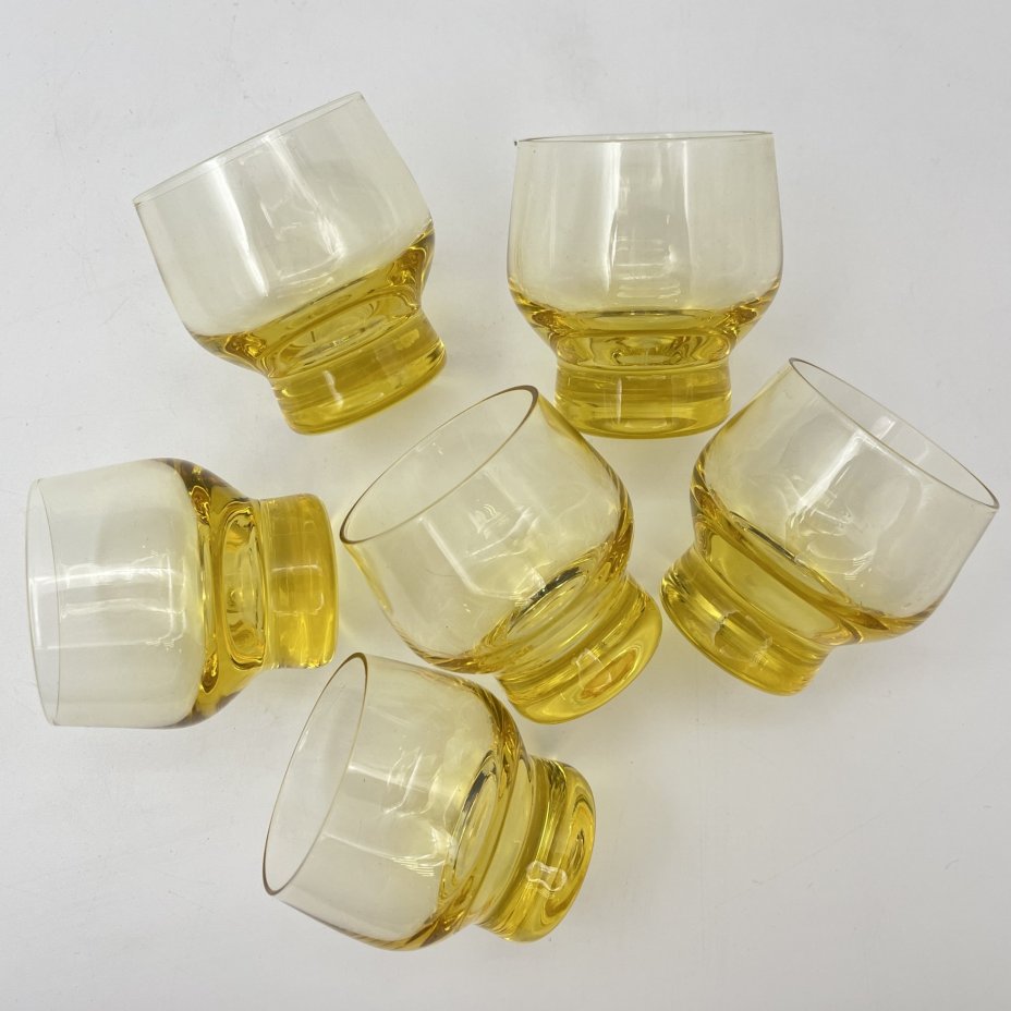Набор из шести стопок лимонно-желтого оттенка, стекло, Гусевской хрустальный завод (Гусь-Хрустальный), СССР, 1970-1990 гг.