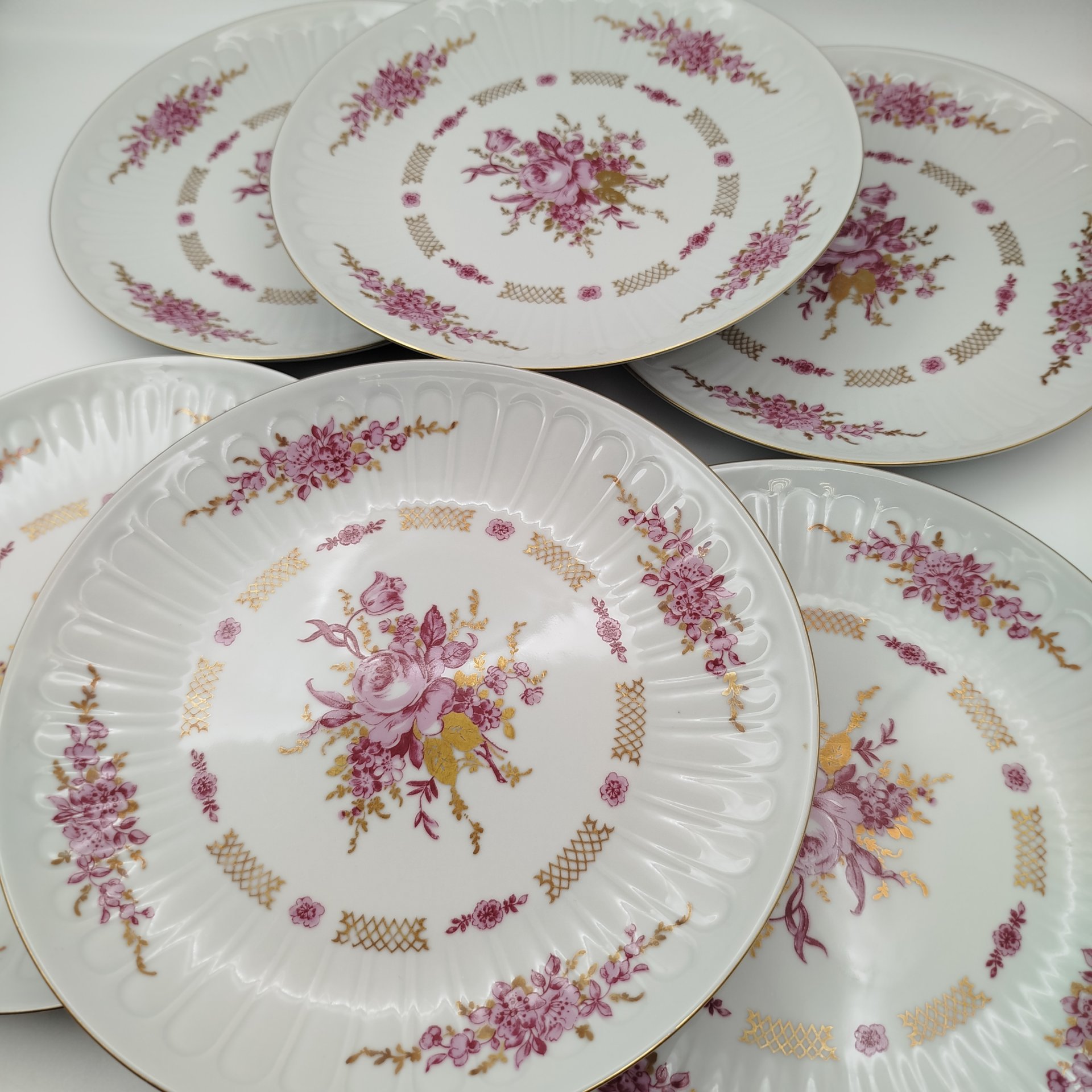 Набор обеденных тарелок с цветочным декором на 6 персон, фарфор, деколь, золочение, Graf Von Henneberg Porzellan, 1777 Jlmenau, ГДР, 1977-1990 гг.
