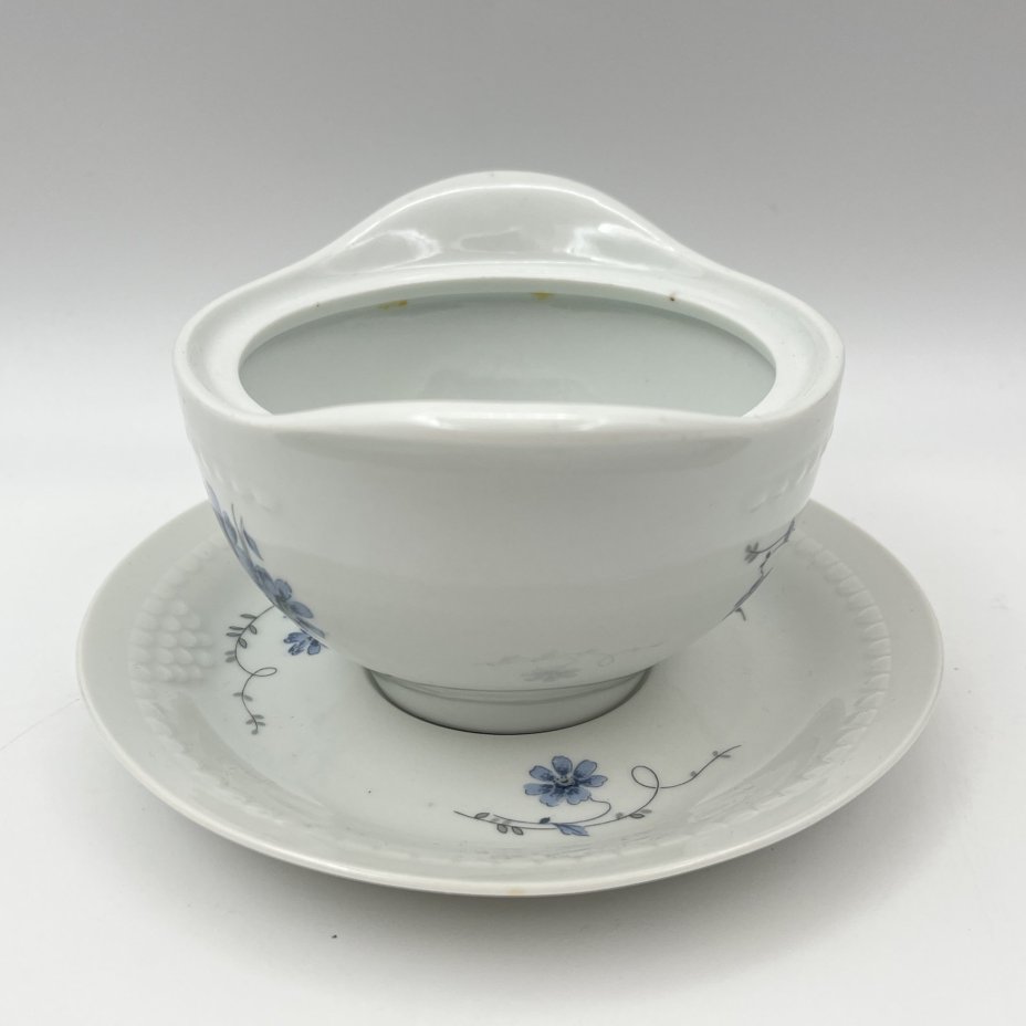 Соусник на подставке, украшенный цветочным декором