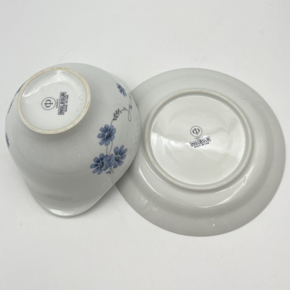 Соусник на подставке, украшенный цветочным декором