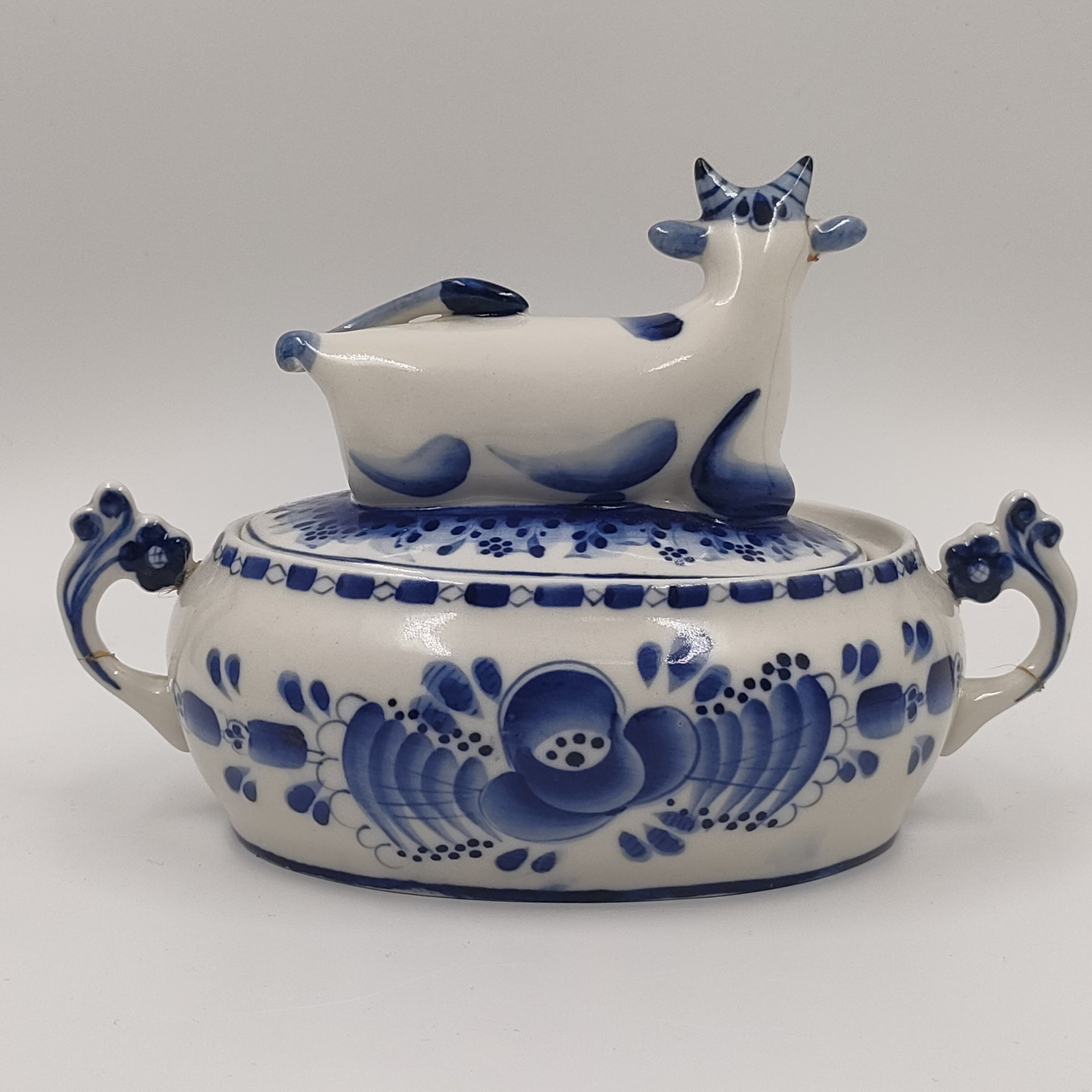 Масленка (шкатулка) "Корова", фарфор, роспись, Объединение «Гжель», СССР, 1986-1991 гг., Объединение «Гжель»