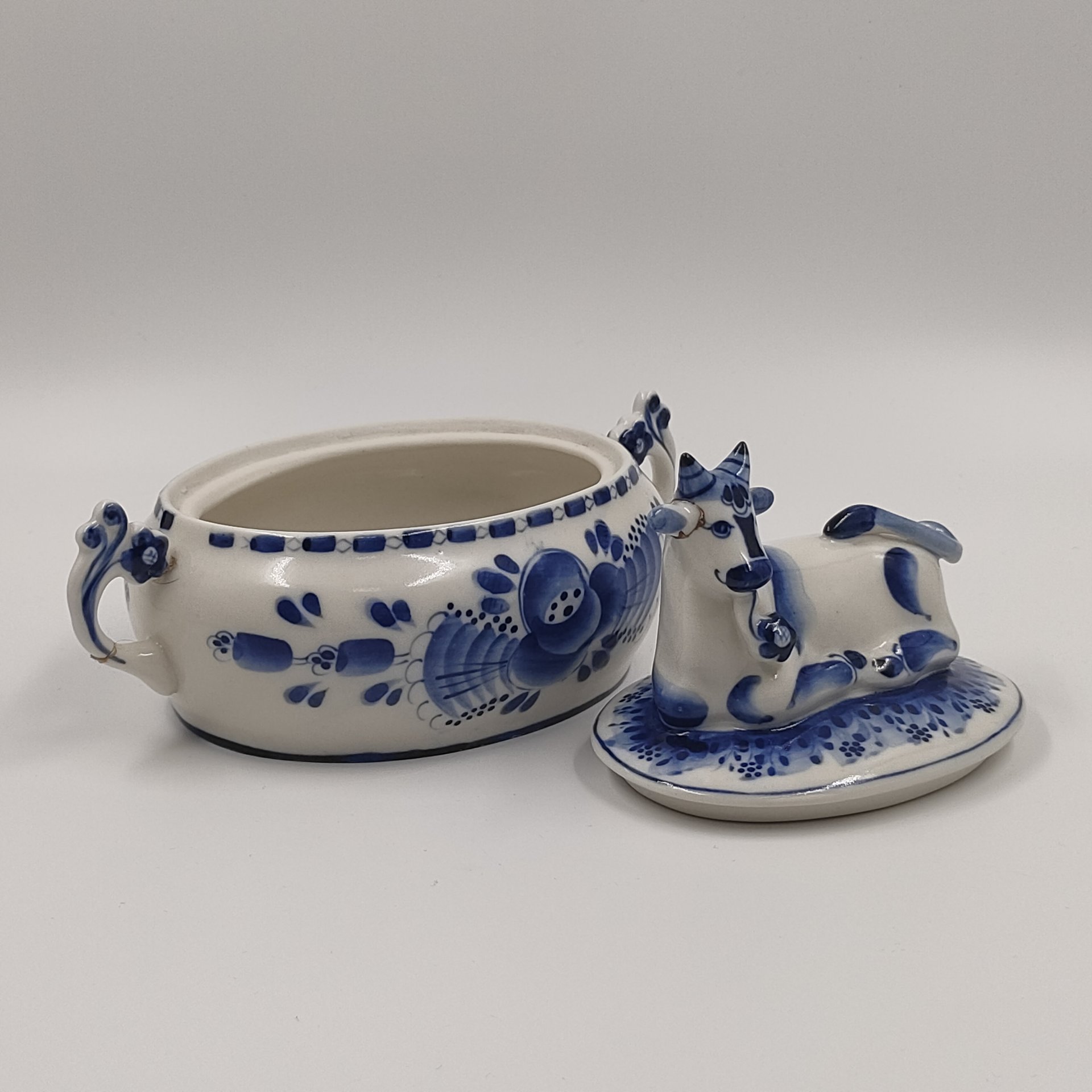 Масленка (шкатулка) "Корова", фарфор, роспись, Объединение «Гжель», СССР, 1986-1991 гг., Объединение «Гжель»