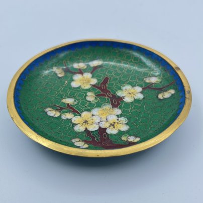 Розетка с декором в виде желтой сакуры на зеленом фоне, выполненная в технике клуазоне, латунь, перегородчатая эмаль, Китай, 1950-1980 гг.