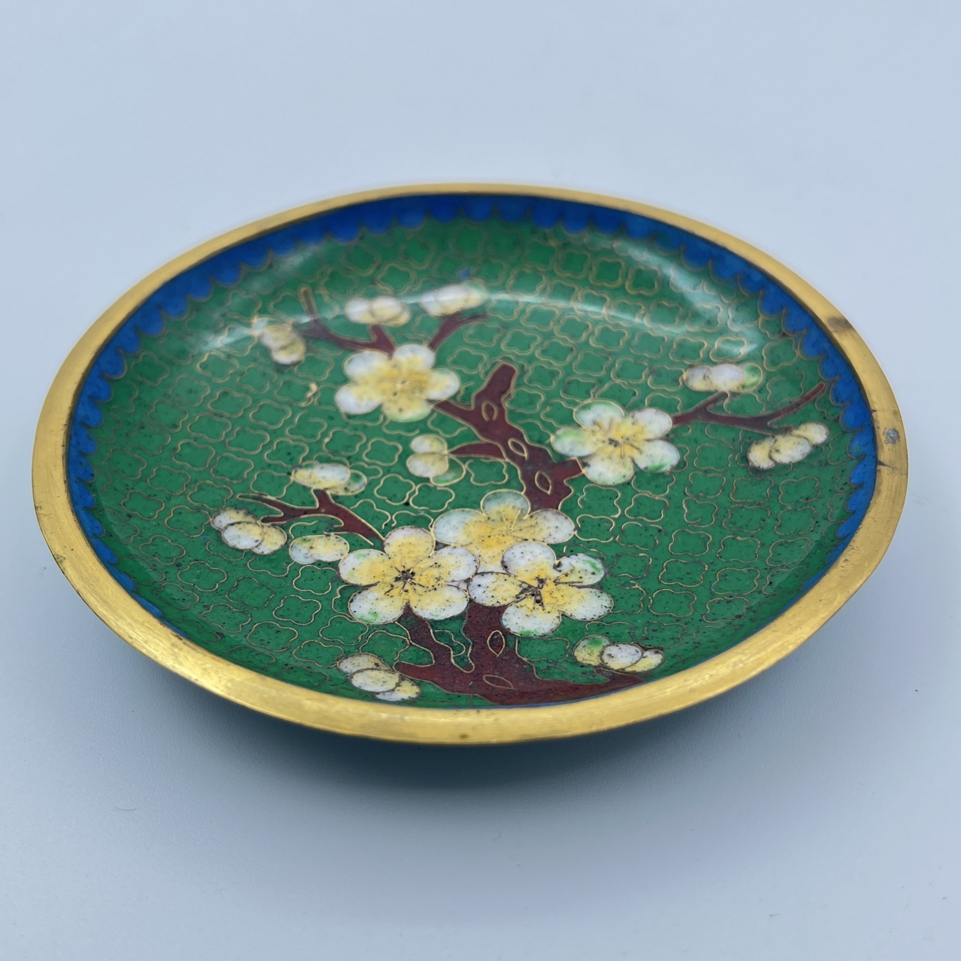 Розетка с декором в виде желтой сакуры на зеленом фоне, выполненная в технике клуазоне, латунь, перегородчатая эмаль, Китай, 1950-1980 гг.