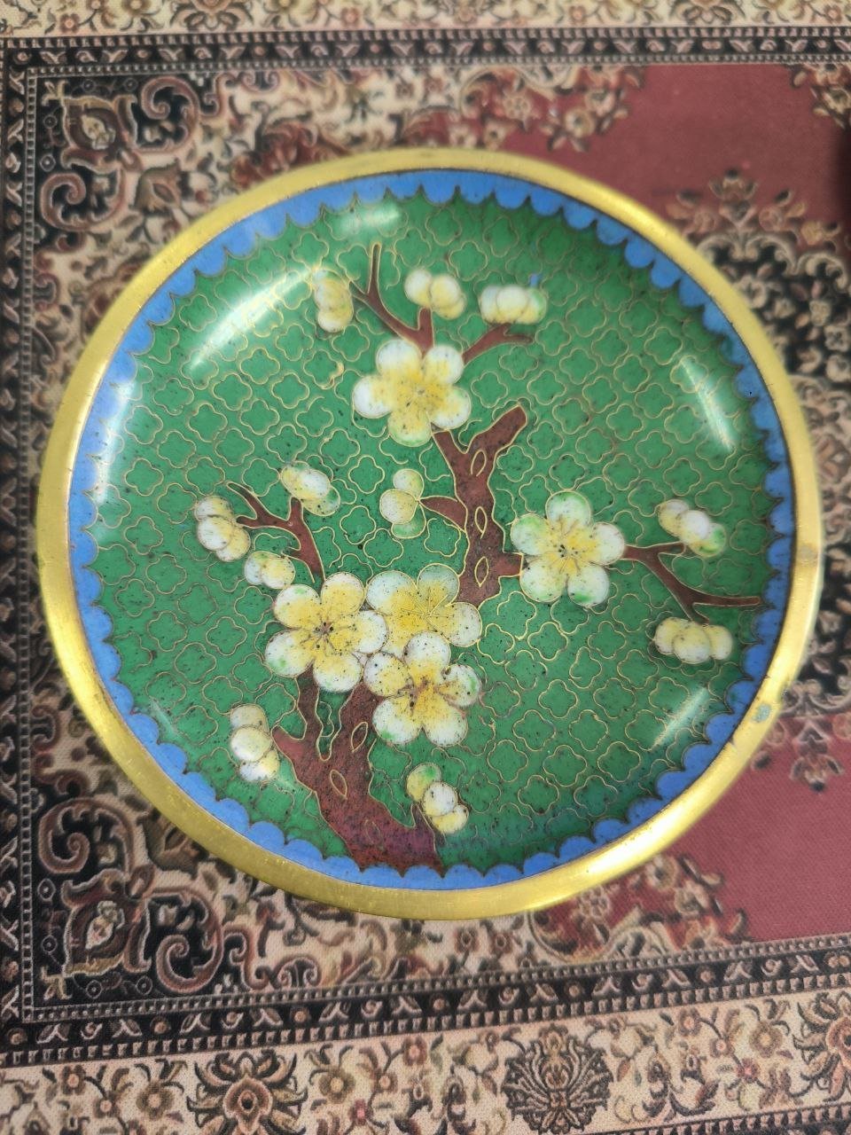 Розетка с декором в виде желтой сакуры на зеленом фоне, выполненная в технике клуазоне, латунь, перегородчатая эмаль, Китай, 1950-1980 гг.
