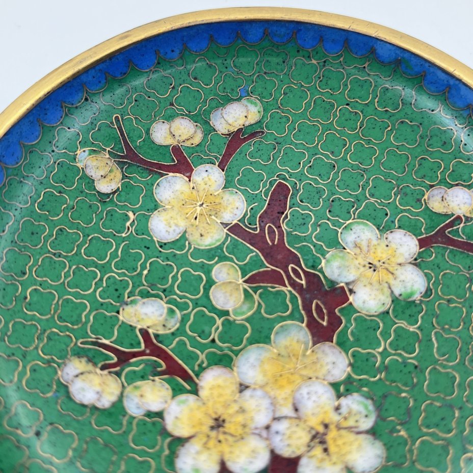 Розетка с декором в виде желтой сакуры на зеленом фоне, выполненная в технике клуазоне, латунь, перегородчатая эмаль, Китай, 1950-1980 гг.