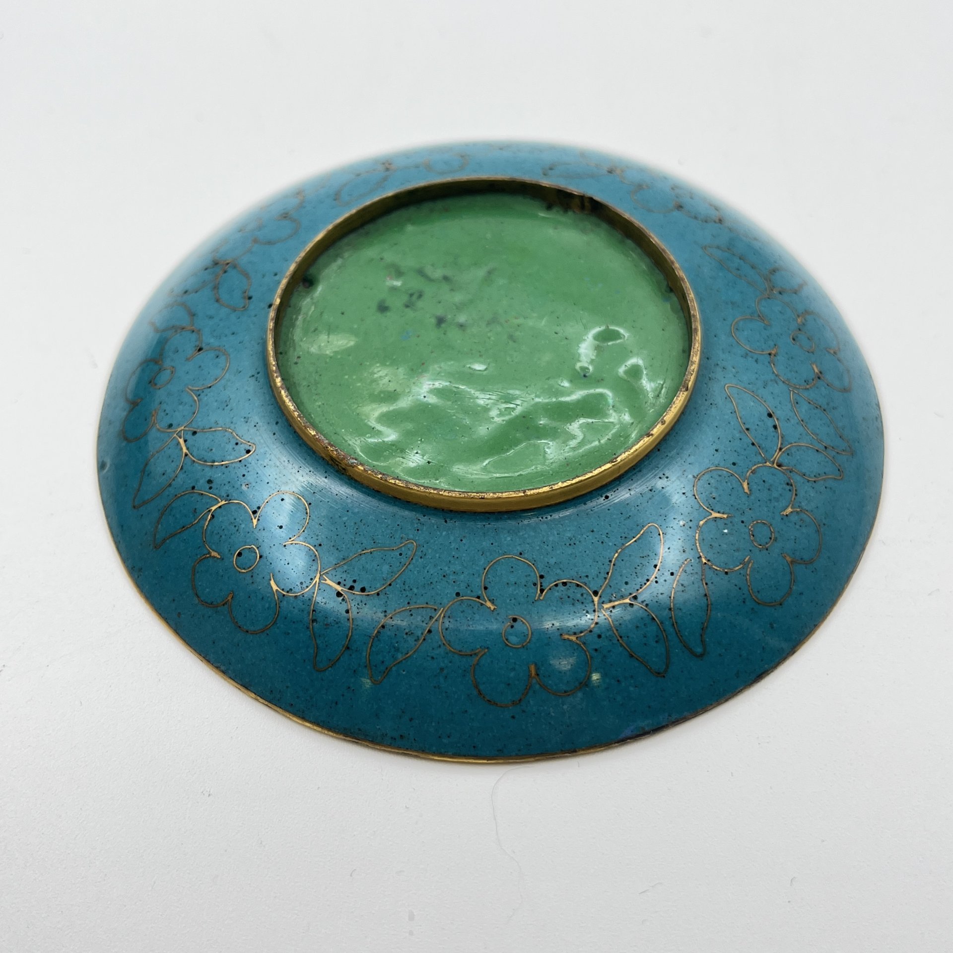 Розетка с декором в виде желтой сакуры на зеленом фоне, выполненная в технике клуазоне, латунь, перегородчатая эмаль, Китай, 1950-1980 гг.