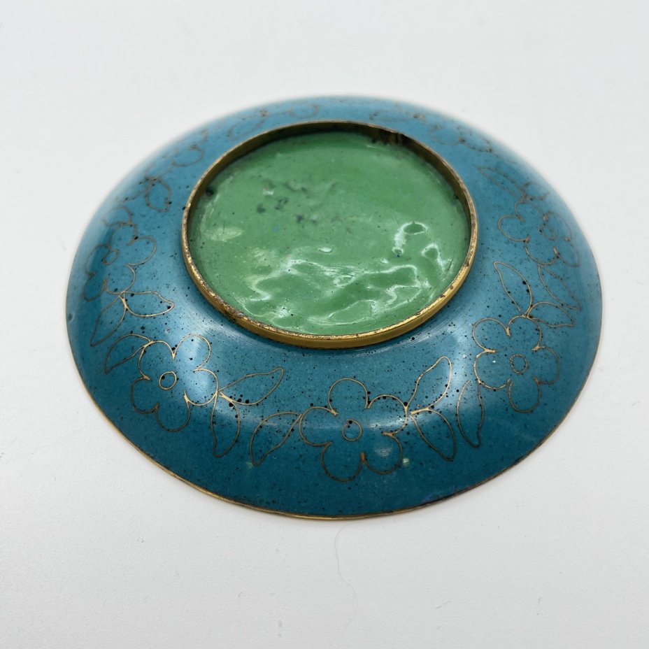 Розетка с декором в виде желтой сакуры на зеленом фоне, выполненная в технике клуазоне, латунь, перегородчатая эмаль, Китай, 1950-1980 гг.