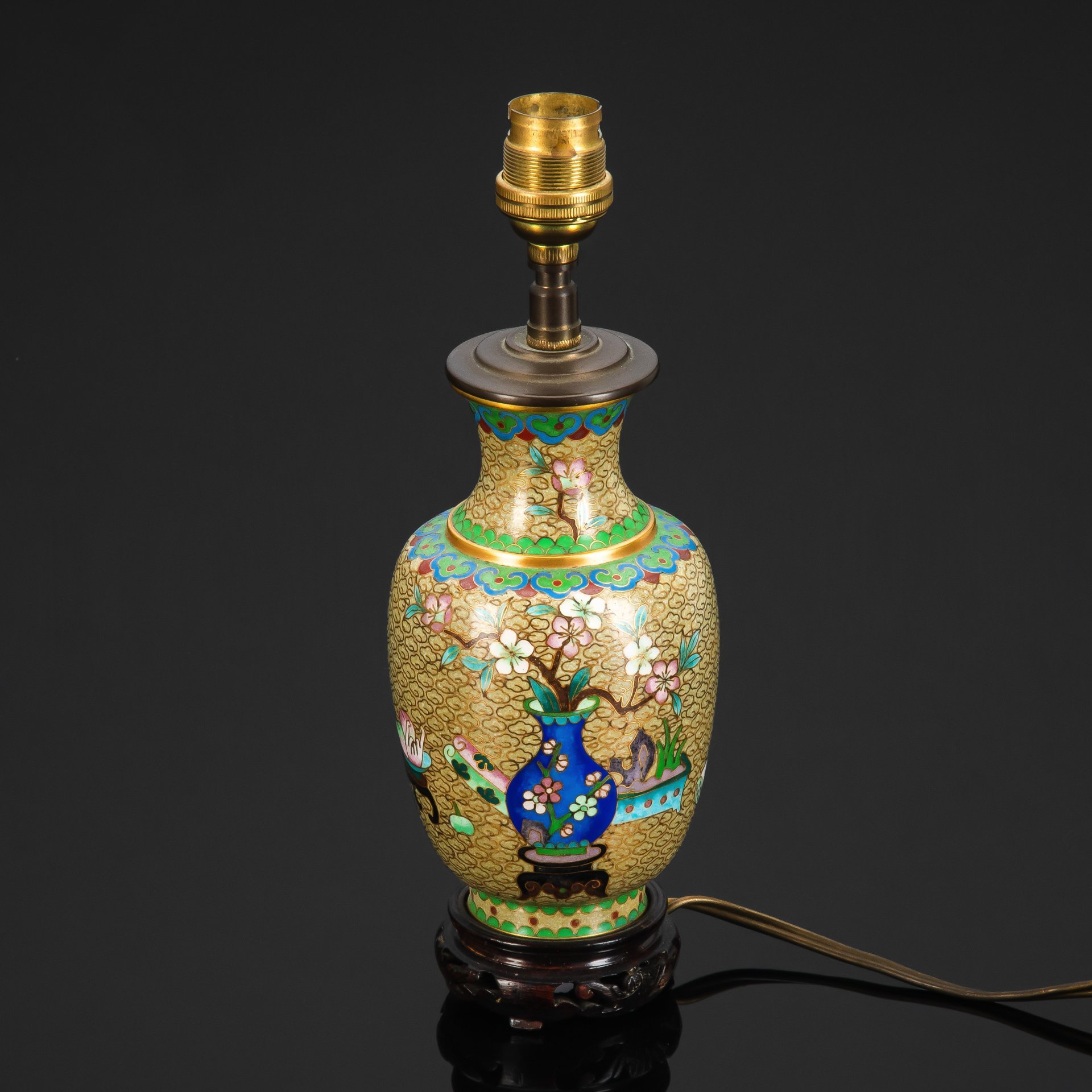 Лампа настольная, украшенная цветами, в технике клуазоне, металл, пластик, перегородчатая эмаль, Китай, 1970-1990 гг.