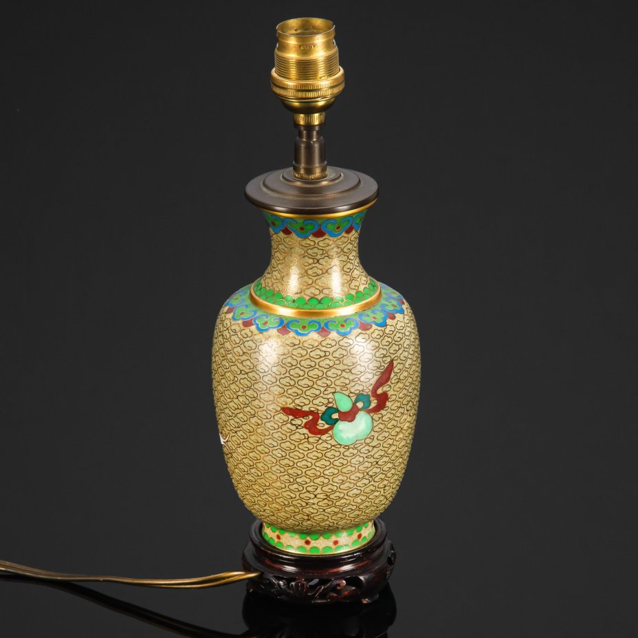 Лампа настольная, украшенная цветами, в технике клуазоне, металл, пластик, перегородчатая эмаль, Китай, 1970-1990 гг.