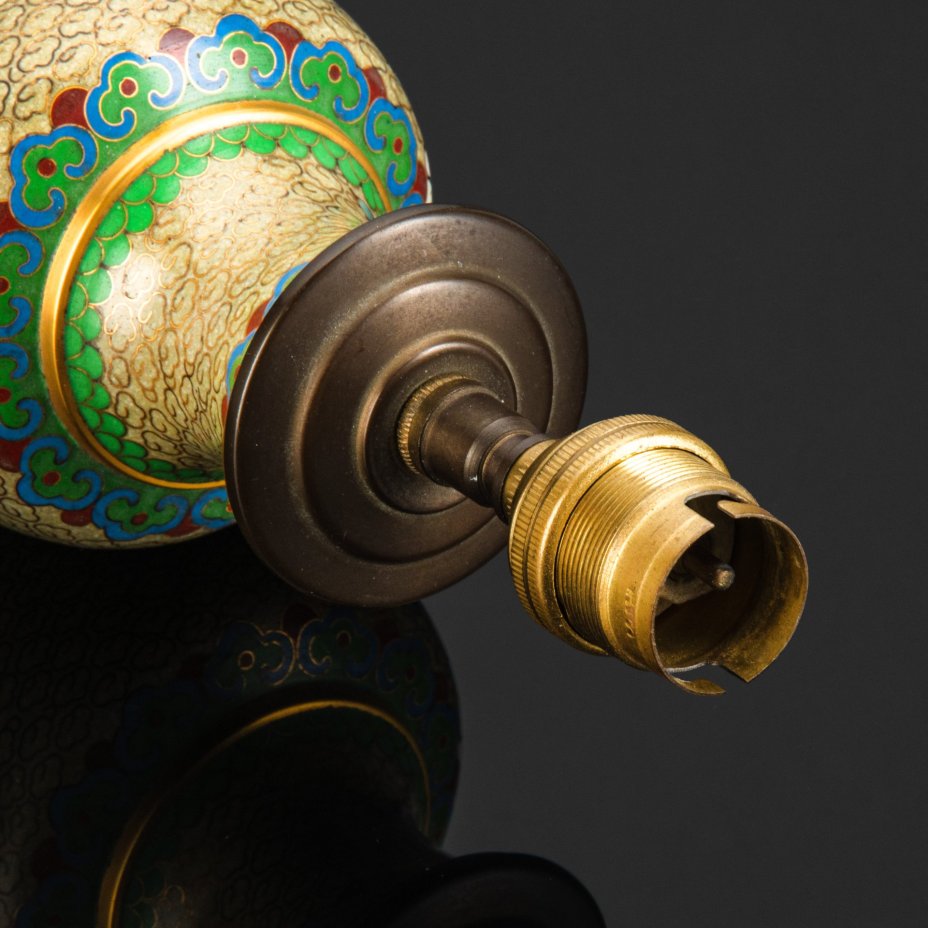 Лампа настольная, украшенная цветами, в технике клуазоне, металл, пластик, перегородчатая эмаль, Китай, 1970-1990 гг.