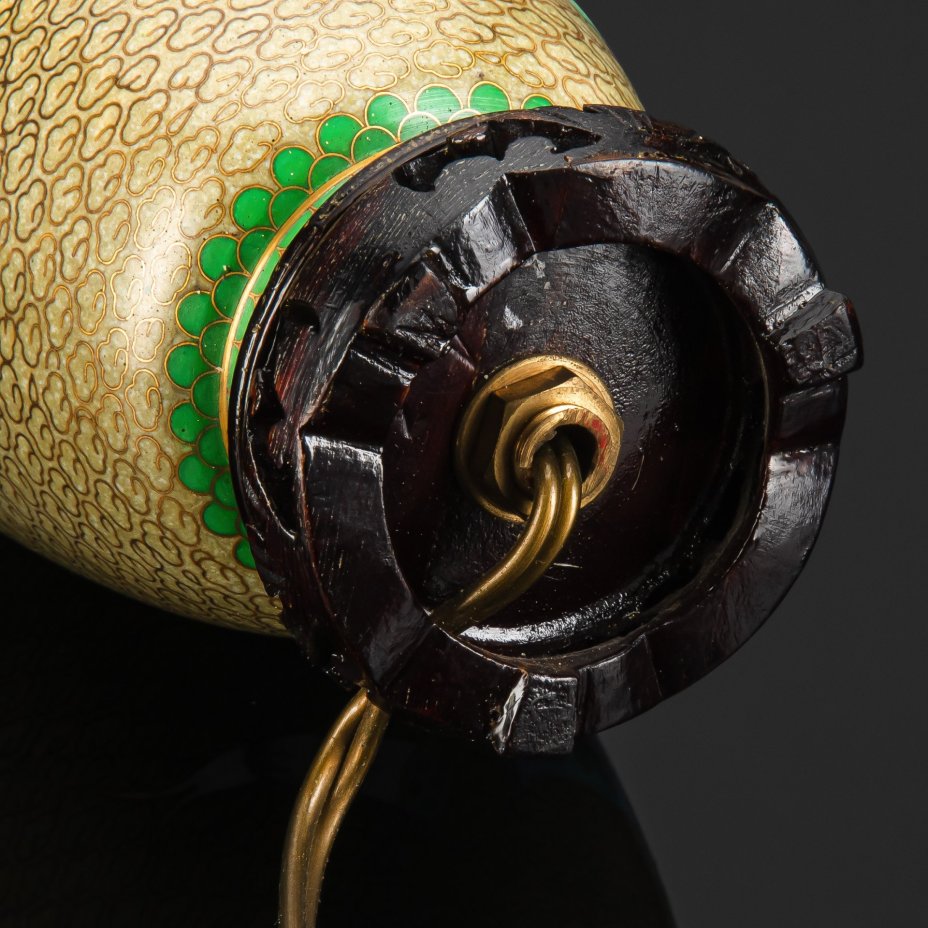 Лампа настольная, украшенная цветами, в технике клуазоне, металл, пластик, перегородчатая эмаль, Китай, 1970-1990 гг.