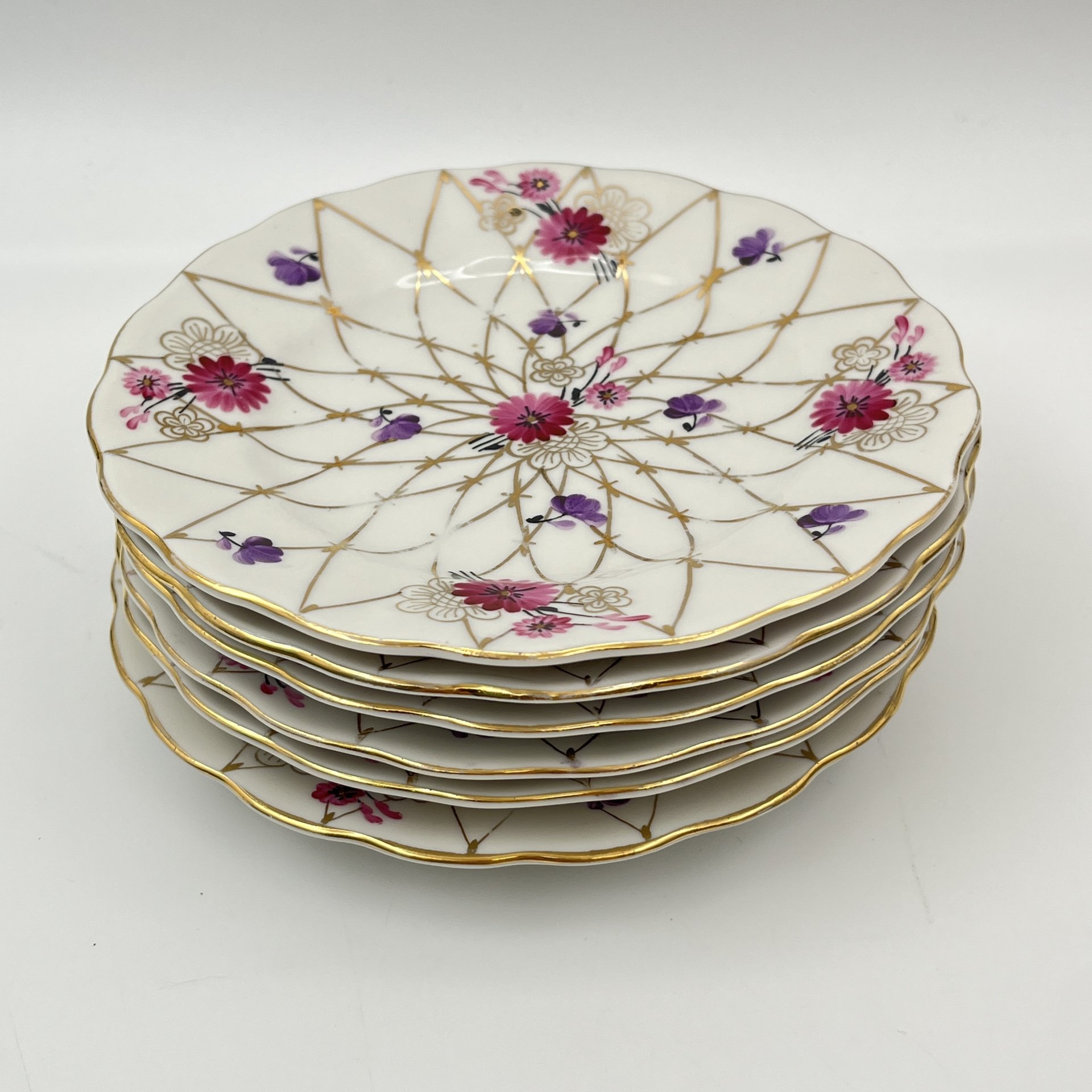 Набор десертных тарелок "Золотая сетка" ("Васильки") на 6 персон, автор рисунка А. А. Яцкевич, фарфор, роспись, золочение, Ленинградский фарфоровый завод (ЛФЗ), СССР, 1960-1970 гг.