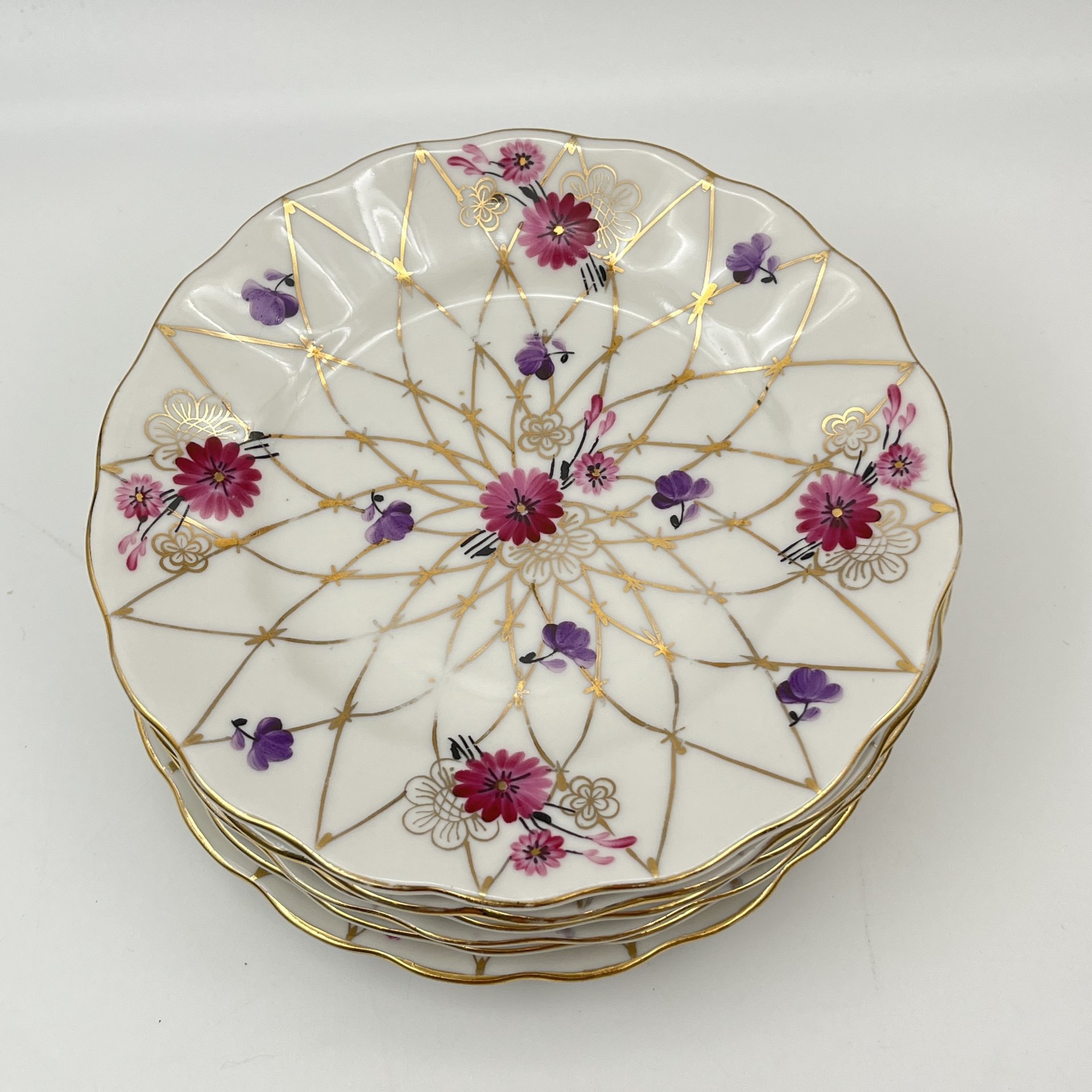 Набор десертных тарелок "Золотая сетка" ("Васильки") на 6 персон, автор рисунка А. А. Яцкевич, фарфор, роспись, золочение, Ленинградский фарфоровый завод (ЛФЗ), СССР, 1960-1970 гг.