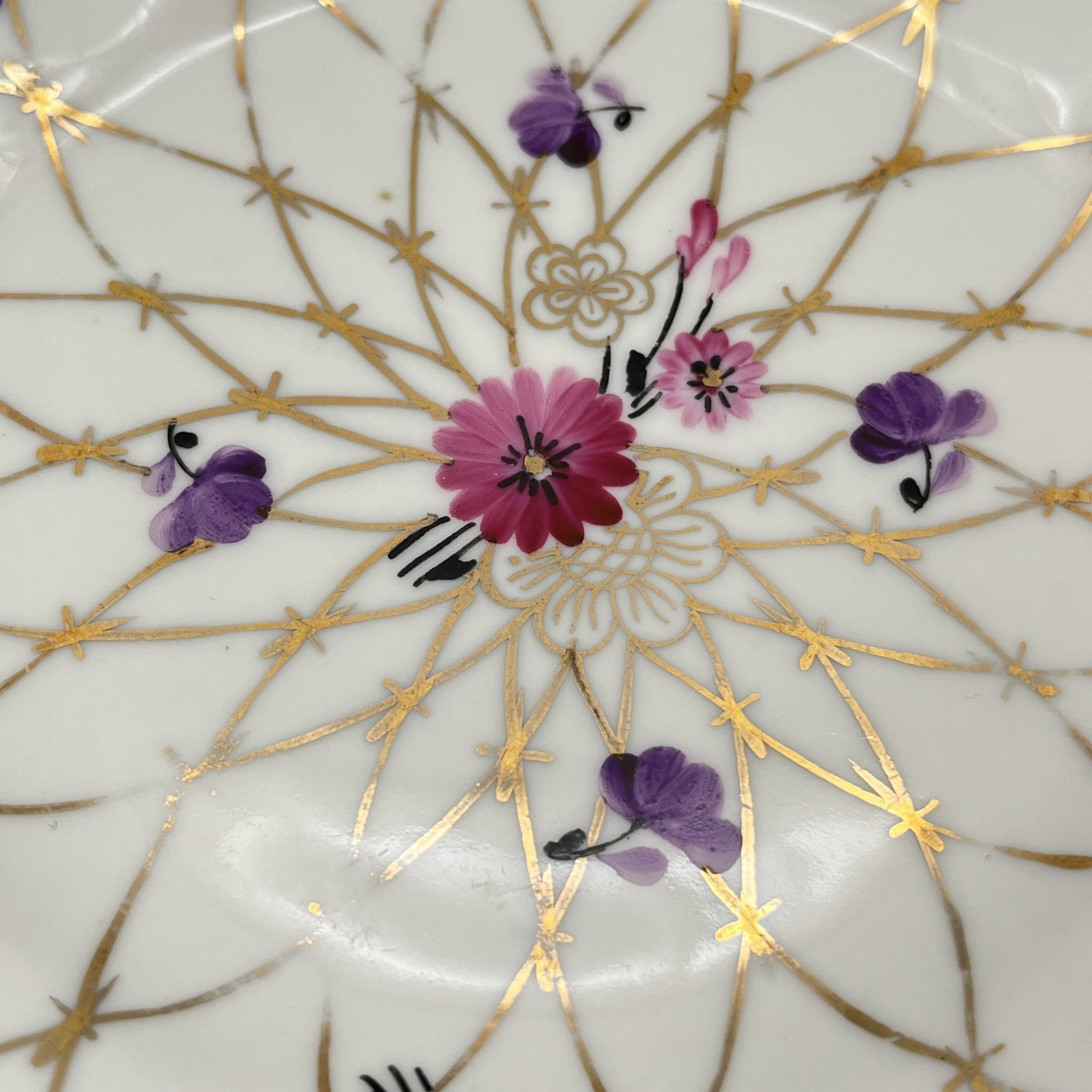 Набор десертных тарелок "Золотая сетка" ("Васильки") на 6 персон, автор рисунка А. А. Яцкевич, фарфор, роспись, золочение, Ленинградский фарфоровый завод (ЛФЗ), СССР, 1960-1970 гг.