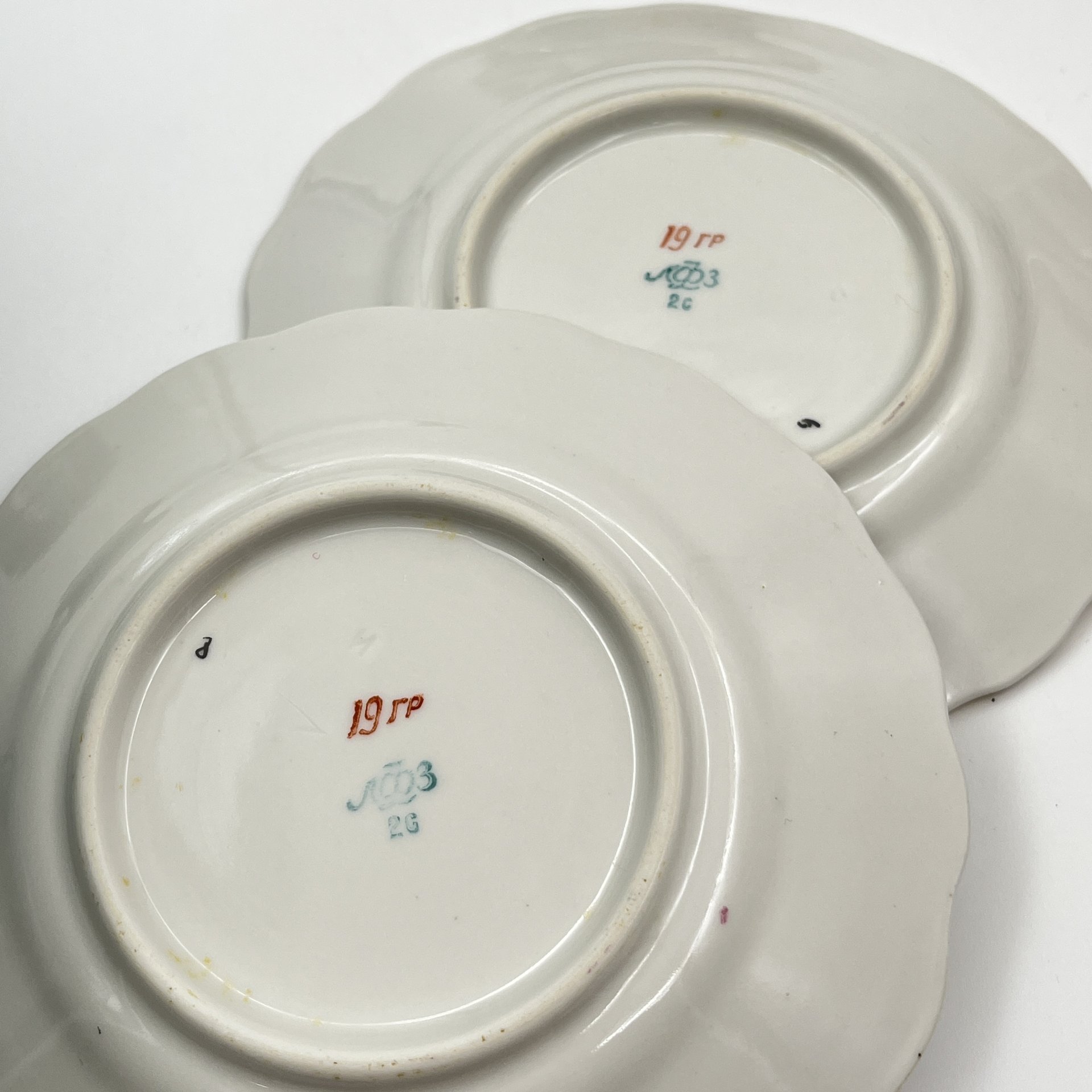 Набор десертных тарелок "Золотая сетка" ("Васильки") на 6 персон, автор рисунка А. А. Яцкевич, фарфор, роспись, золочение, Ленинградский фарфоровый завод (ЛФЗ), СССР, 1960-1970 гг.