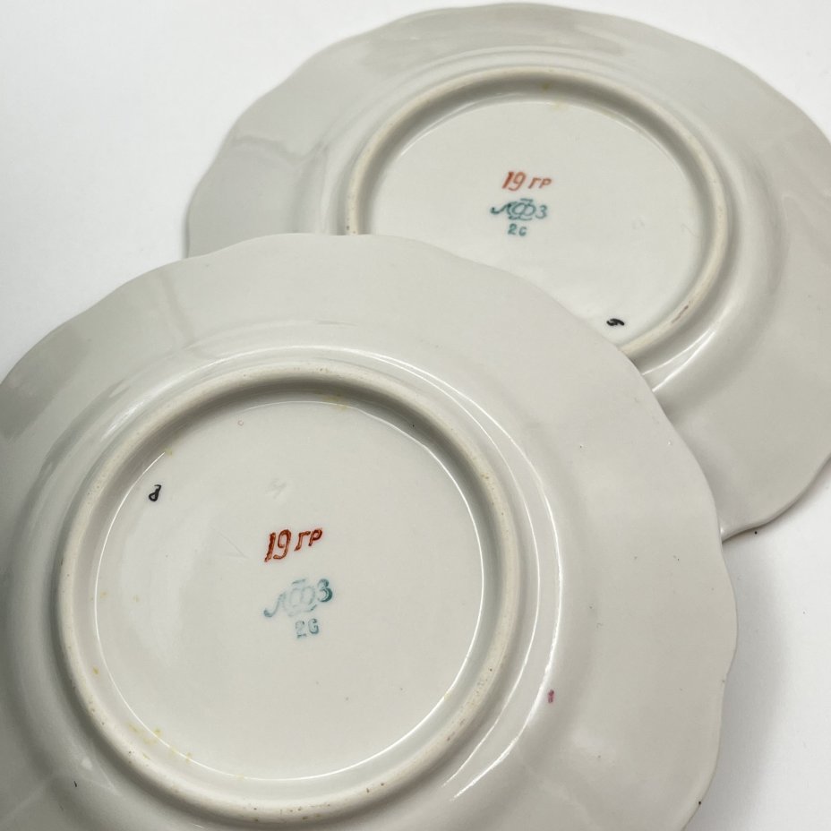 Набор десертных тарелок "Золотая сетка" ("Васильки") на 6 персон, автор рисунка А. А. Яцкевич, фарфор, роспись, золочение, Ленинградский фарфоровый завод (ЛФЗ), СССР, 1960-1970 гг.