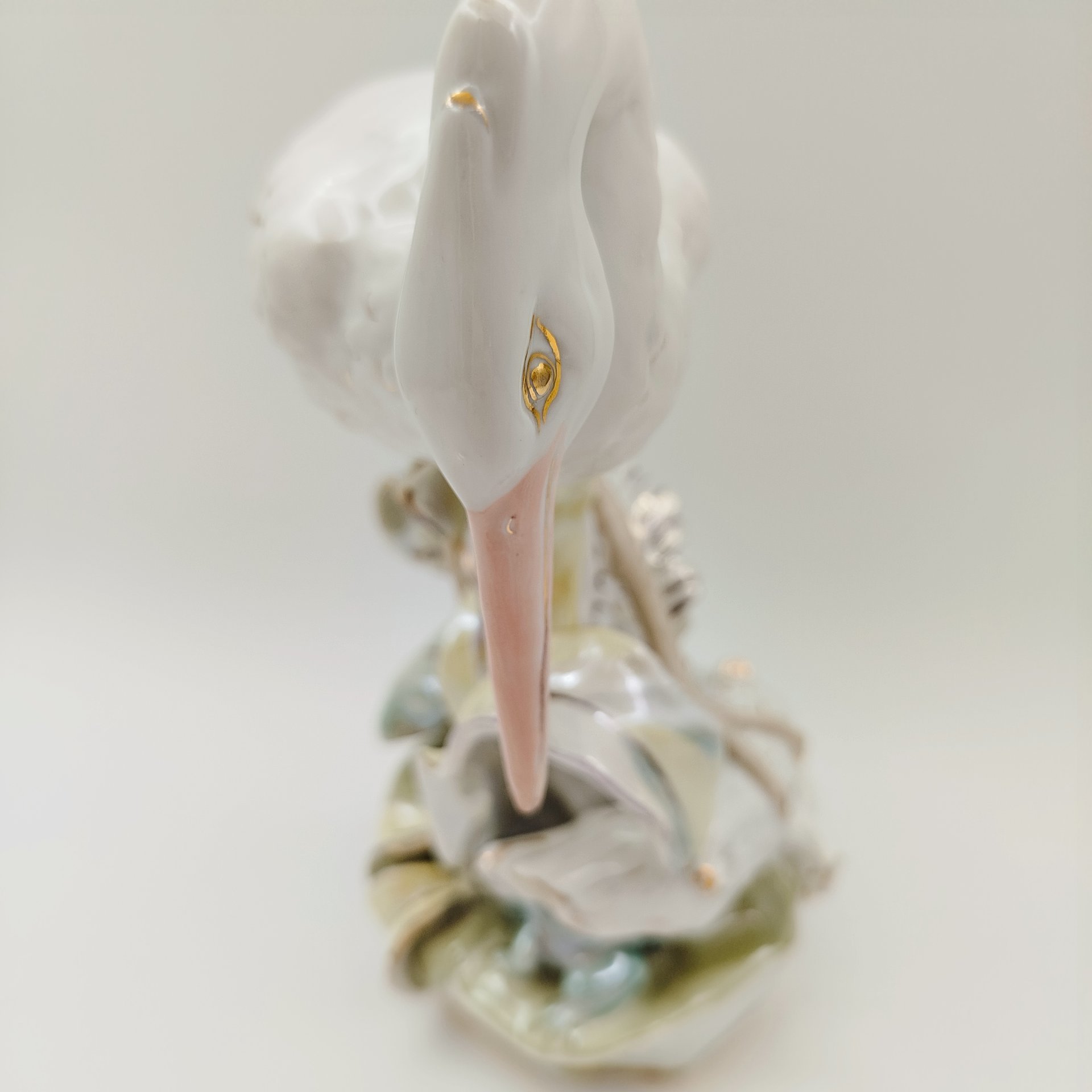 Статуэтка "Аист", автор модели Н.П. Пустыгин, автор росписи М.М. Шепелева (Кожина), фарфор, люстр, роспись, золочение, Дулевский фарфоровый завод (Дулёво), СССР, 1959 г.
