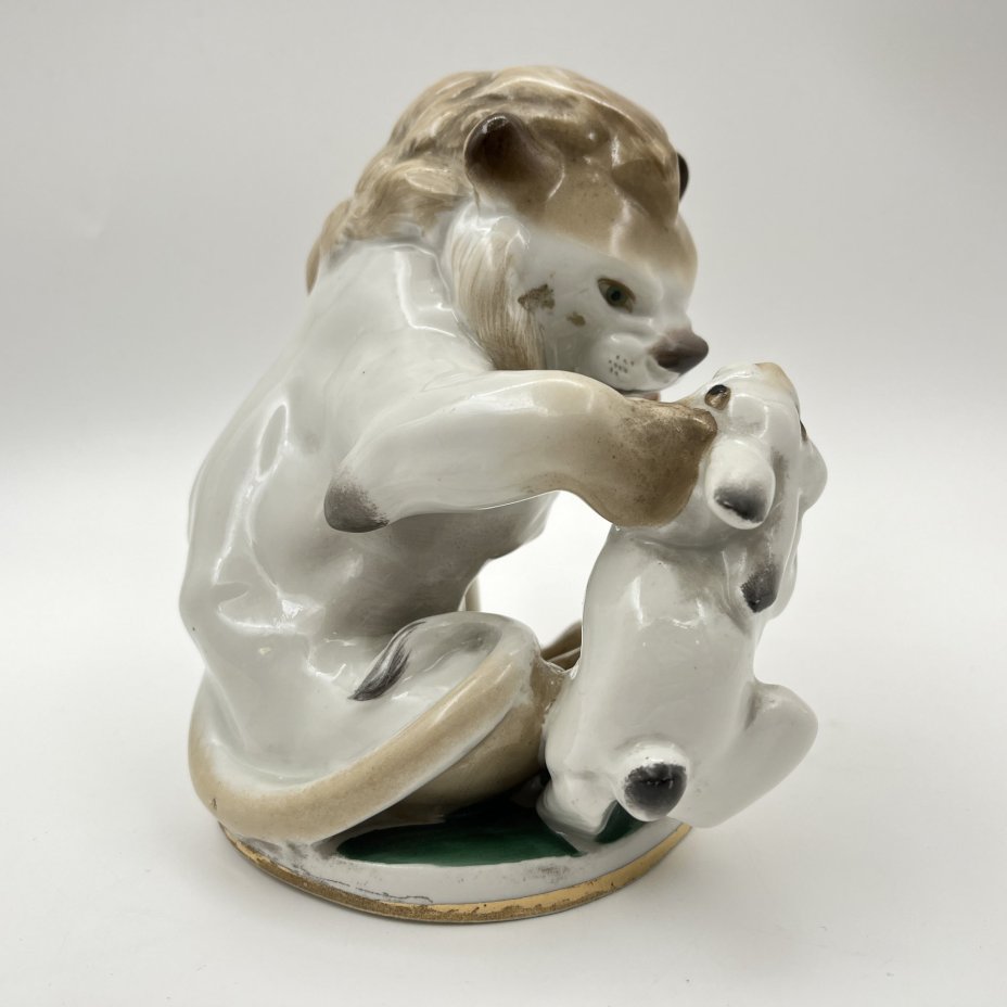 Статуэтка "Заяц во хмелю", скульптор Б.Я. Воробьев, фарфор, роспись, золочение, Ленинградский фарфоровый завод (ЛФЗ), СССР, 1960-1970 гг.