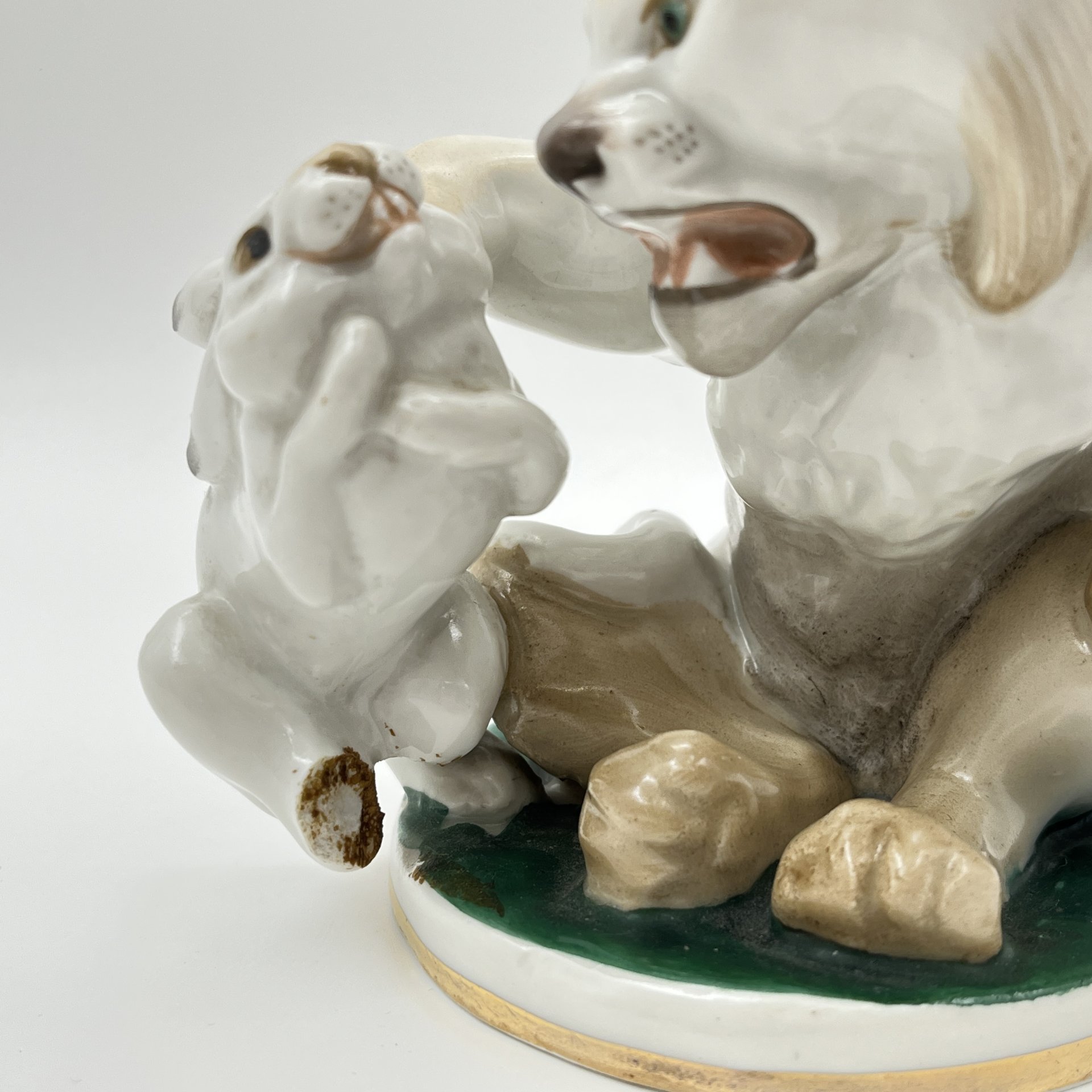 Статуэтка "Заяц во хмелю", скульптор Б.Я. Воробьев, фарфор, роспись, золочение, Ленинградский фарфоровый завод (ЛФЗ), СССР, 1960-1970 гг.