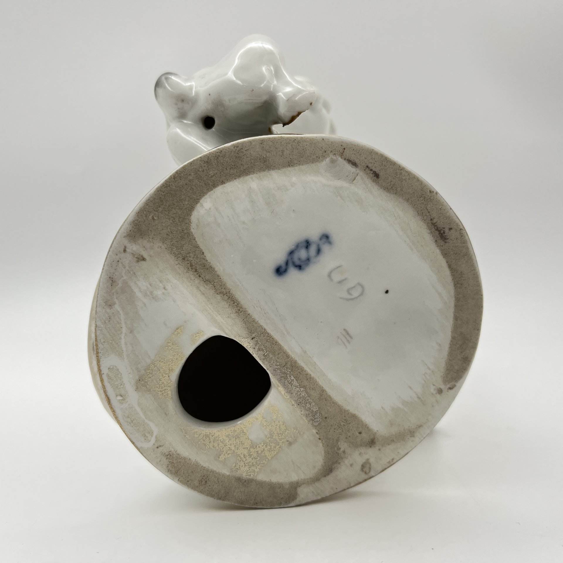 Статуэтка "Заяц во хмелю", скульптор Б.Я. Воробьев, фарфор, роспись, золочение, Ленинградский фарфоровый завод (ЛФЗ), СССР, 1960-1970 гг.