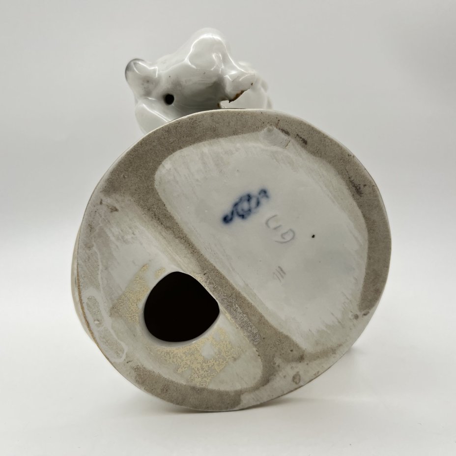 Статуэтка "Заяц во хмелю", скульптор Б.Я. Воробьев, фарфор, роспись, золочение, Ленинградский фарфоровый завод (ЛФЗ), СССР, 1960-1970 гг.