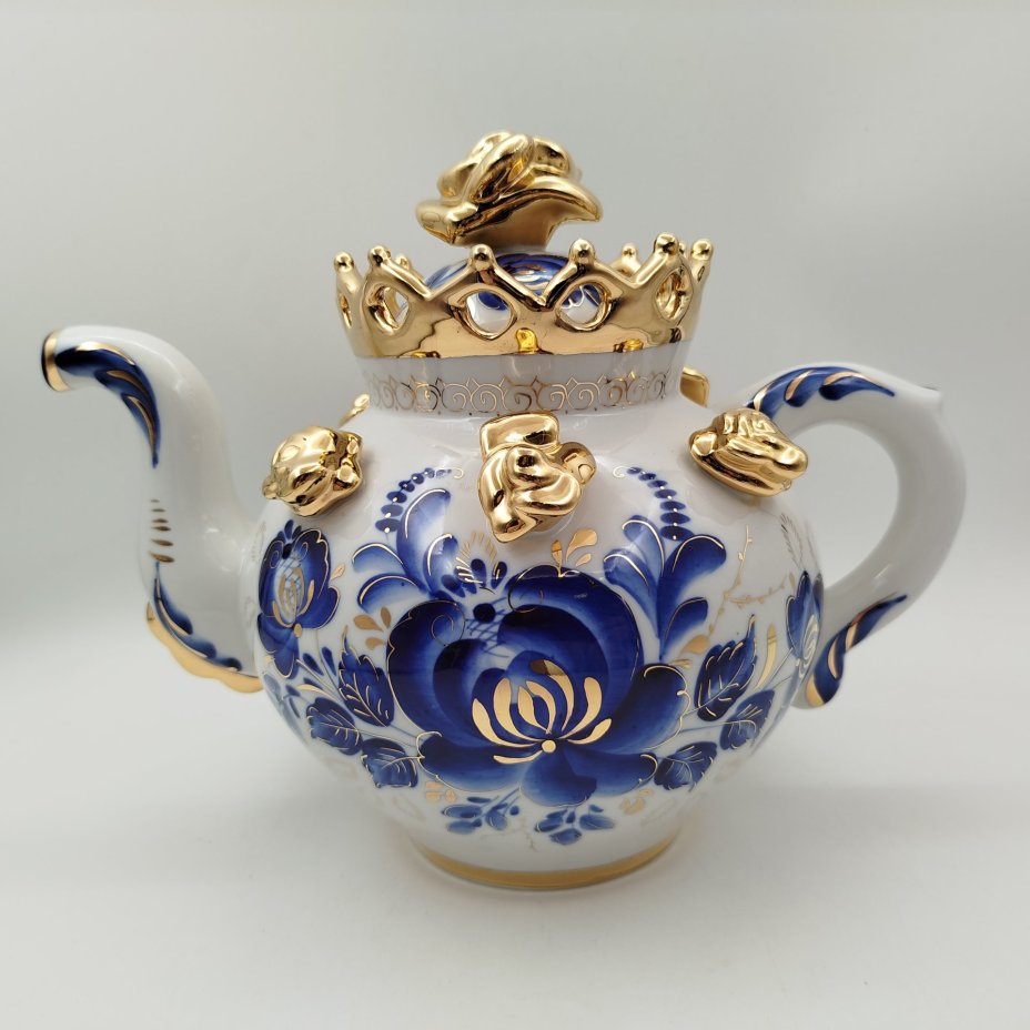 Чайник доливной "Корона" с цветочным декором, фарфор, роспись, золочение, Объединение «Гжель», СССР, 1986-1991 гг., Объединение «Гжель»