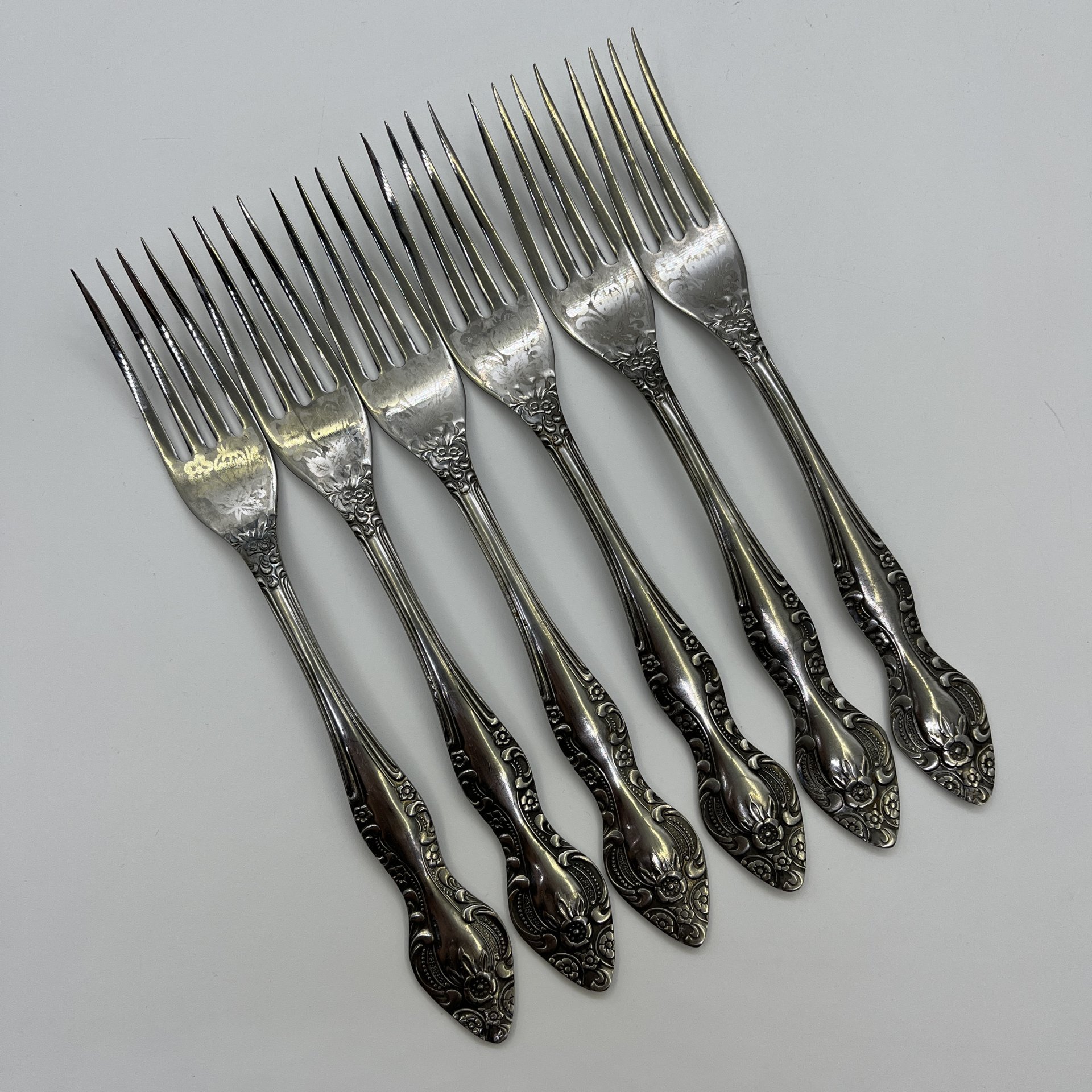 Набор из 6-ти столовых вилок, украшенных растительным декором, нержавеющая сталь, Павловский завод художественных металлоизделий им. С.М. Кирова, СССР, 1970-1990 гг.