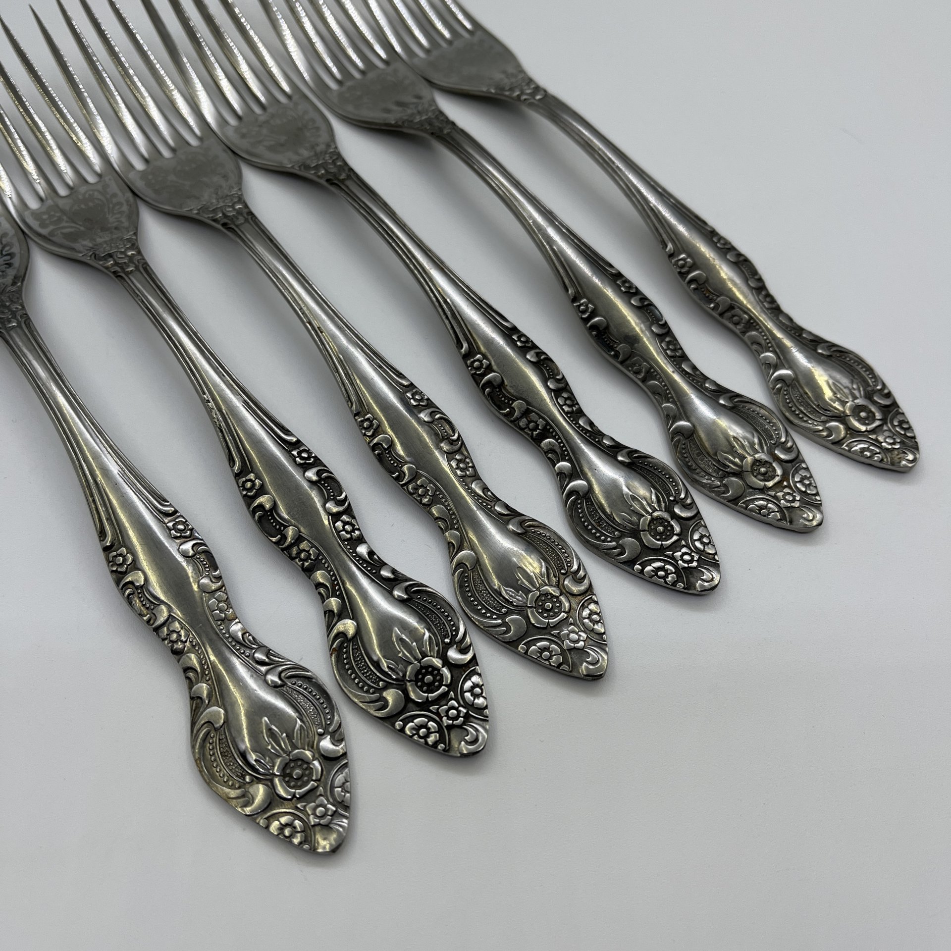 Набор из 6-ти столовых вилок, украшенных растительным декором, нержавеющая сталь, Павловский завод художественных металлоизделий им. С.М. Кирова, СССР, 1970-1990 гг.