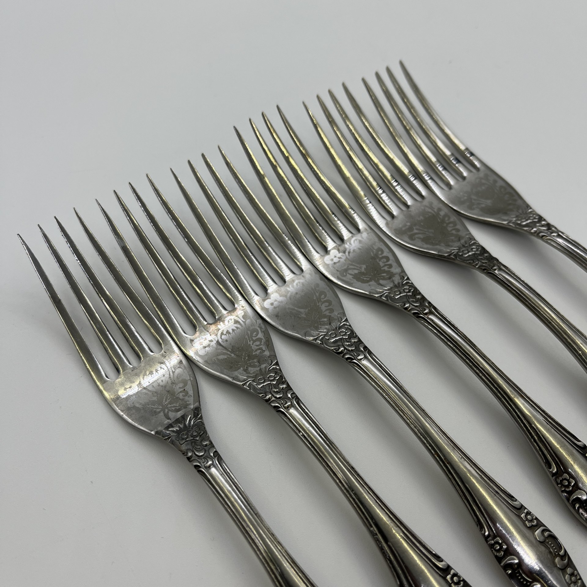 Набор из 6-ти столовых вилок, украшенных растительным декором, нержавеющая сталь, Павловский завод художественных металлоизделий им. С.М. Кирова, СССР, 1970-1990 гг.