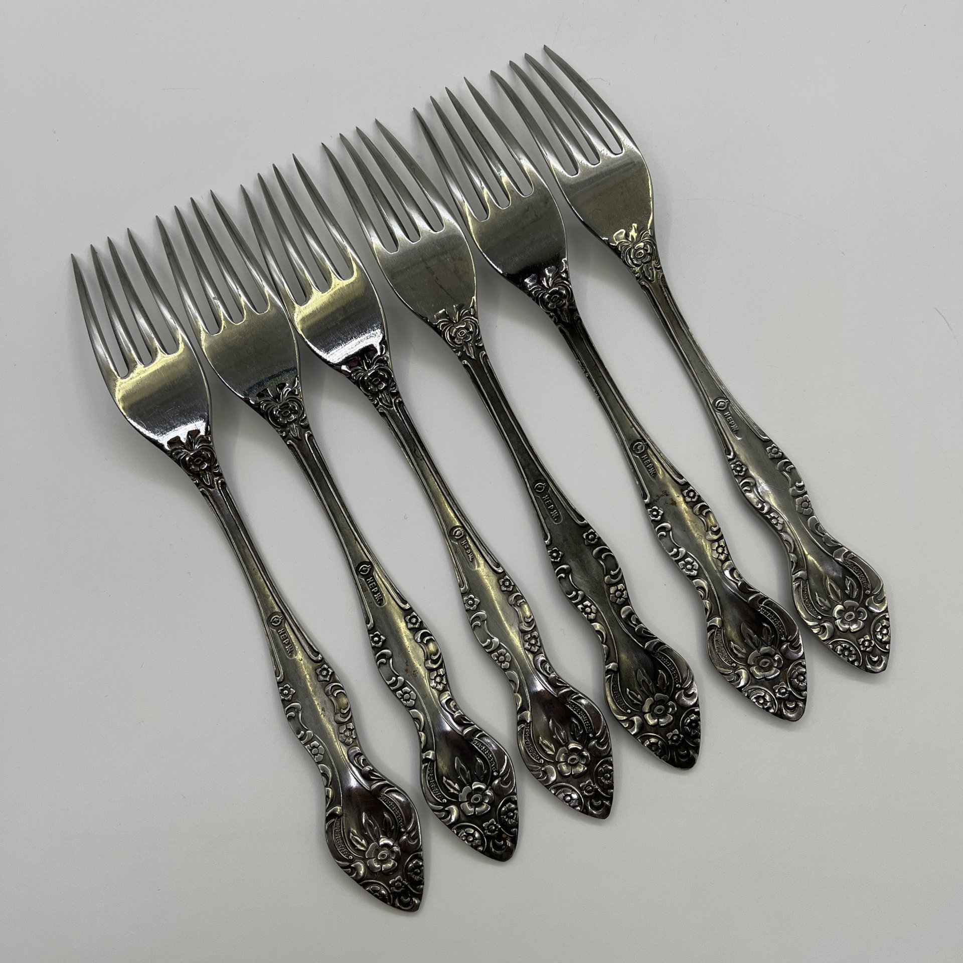 Набор из 6-ти столовых вилок, украшенных растительным декором, нержавеющая сталь, Павловский завод художественных металлоизделий им. С.М. Кирова, СССР, 1970-1990 гг.