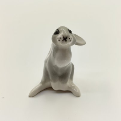 Статуэтка "Заяц", автор модели Н.Е. Муратов, автор росписи И.И. Ризнич, фарфор, роспись, Ленинградский фарфоровый завод (ЛФЗ), СССР, 1950-1960 гг.