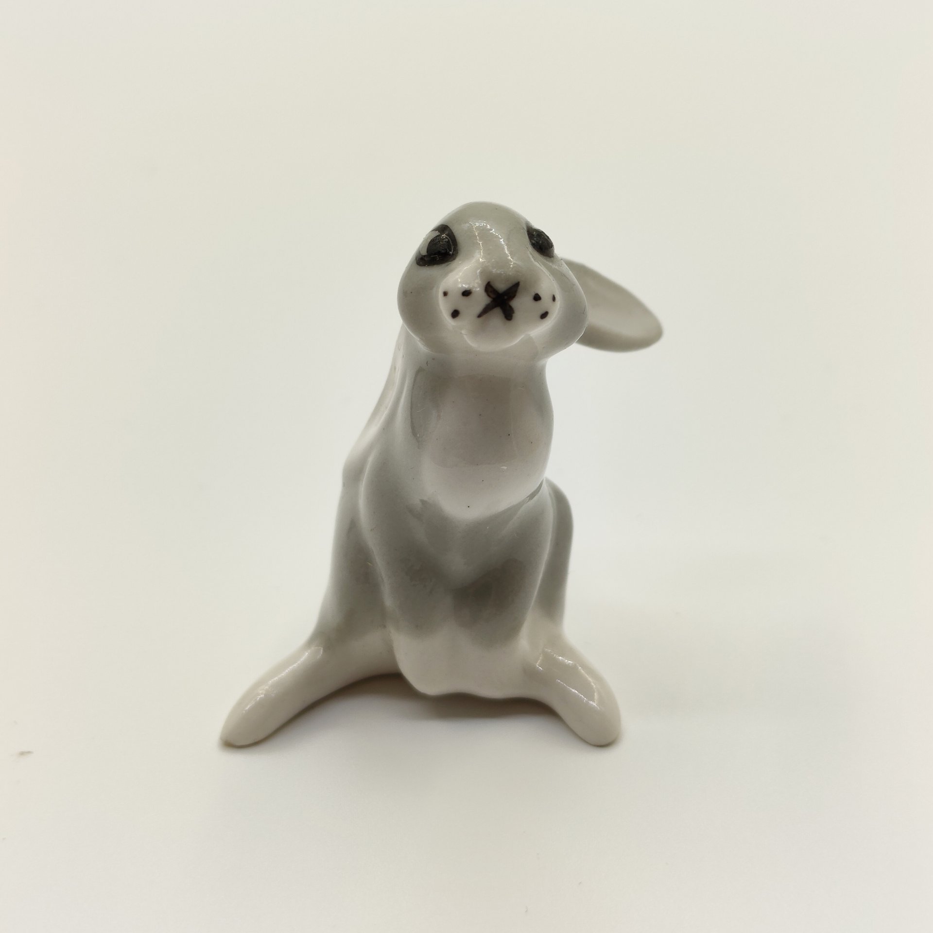 Статуэтка "Заяц", автор модели Н.Е. Муратов, автор росписи И.И. Ризнич, фарфор, роспись, Ленинградский фарфоровый завод (ЛФЗ), СССР, 1950-1960 гг.