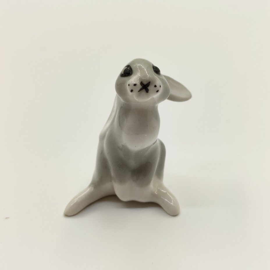 Статуэтка "Заяц", автор модели Н.Е. Муратов, автор росписи И.И. Ризнич, фарфор, роспись, Ленинградский фарфоровый завод (ЛФЗ), СССР, 1950-1960 гг.