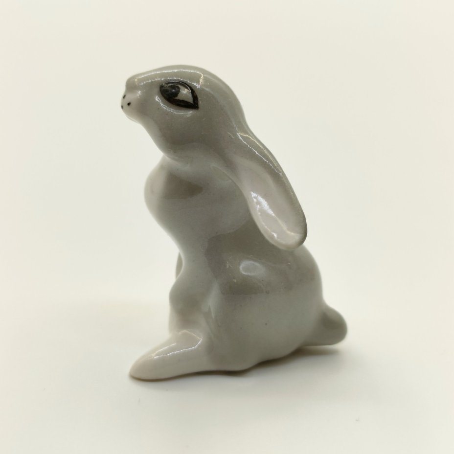 Статуэтка "Заяц", автор модели Н.Е. Муратов, автор росписи И.И. Ризнич, фарфор, роспись, Ленинградский фарфоровый завод (ЛФЗ), СССР, 1950-1960 гг.