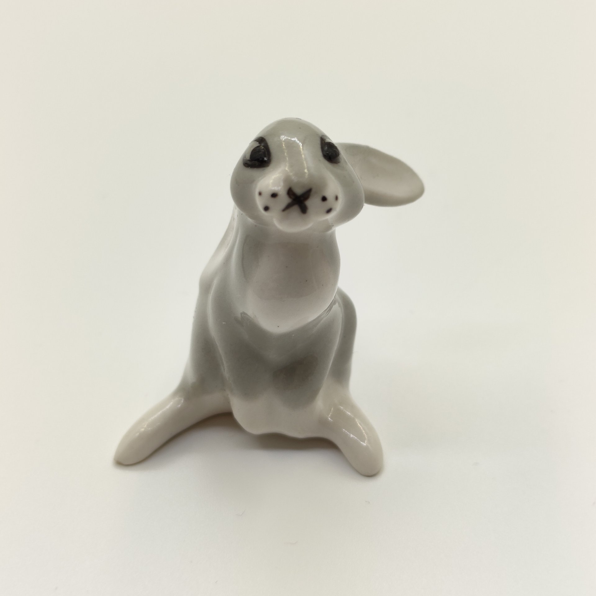 Статуэтка "Заяц", автор модели Н.Е. Муратов, автор росписи И.И. Ризнич, фарфор, роспись, Ленинградский фарфоровый завод (ЛФЗ), СССР, 1950-1960 гг.