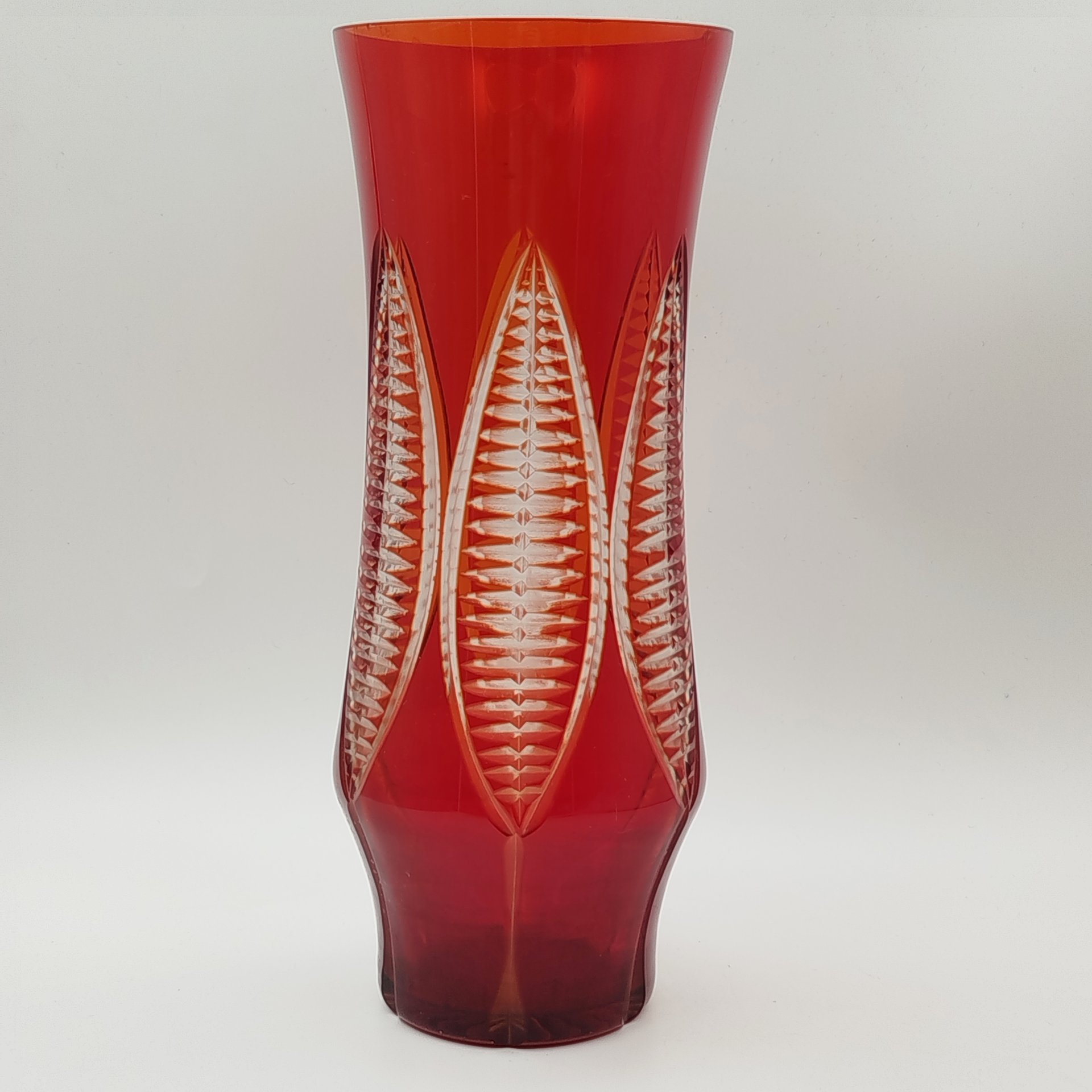 Ваза рубинового оттенка с рельефным резным декором, хрусталь, алмазная грань, СССР, 1960-1980 гг.