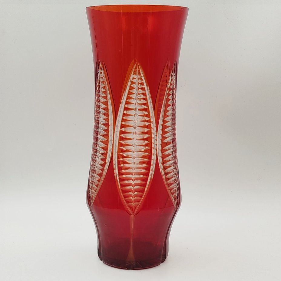 Ваза рубинового оттенка с рельефным резным декором, хрусталь, алмазная грань, СССР, 1960-1980 гг.