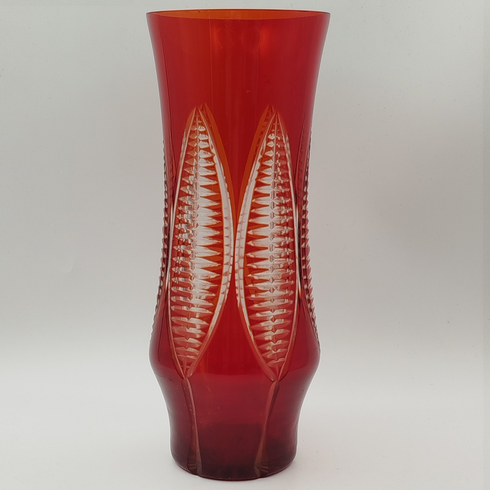 Ваза рубинового оттенка с рельефным резным декором, хрусталь, алмазная грань, СССР, 1960-1980 гг.