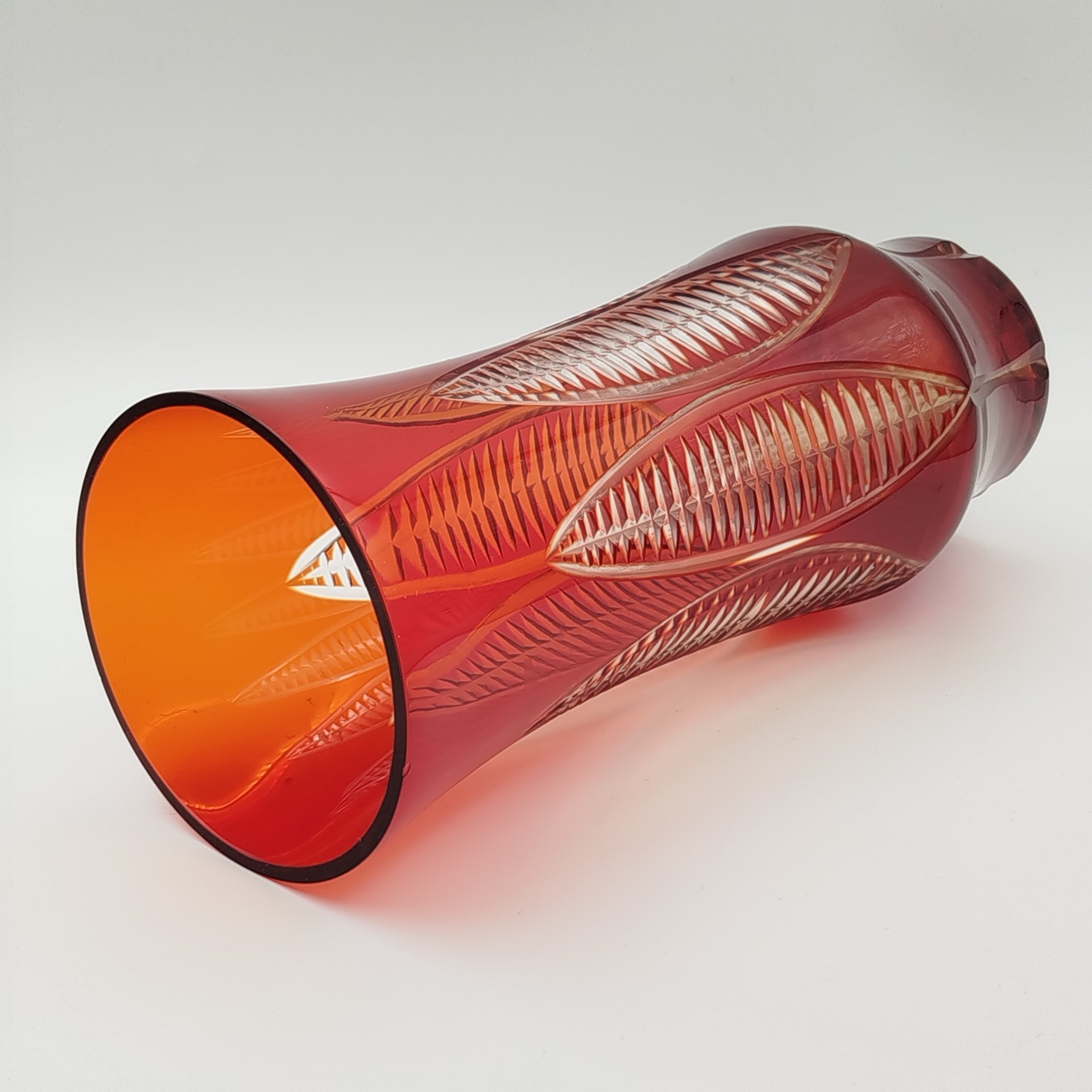 Ваза рубинового оттенка с рельефным резным декором, хрусталь, алмазная грань, СССР, 1960-1980 гг.