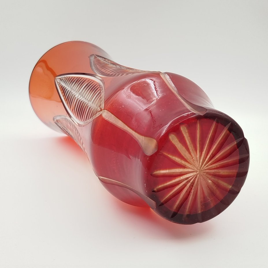 Ваза рубинового оттенка с рельефным резным декором