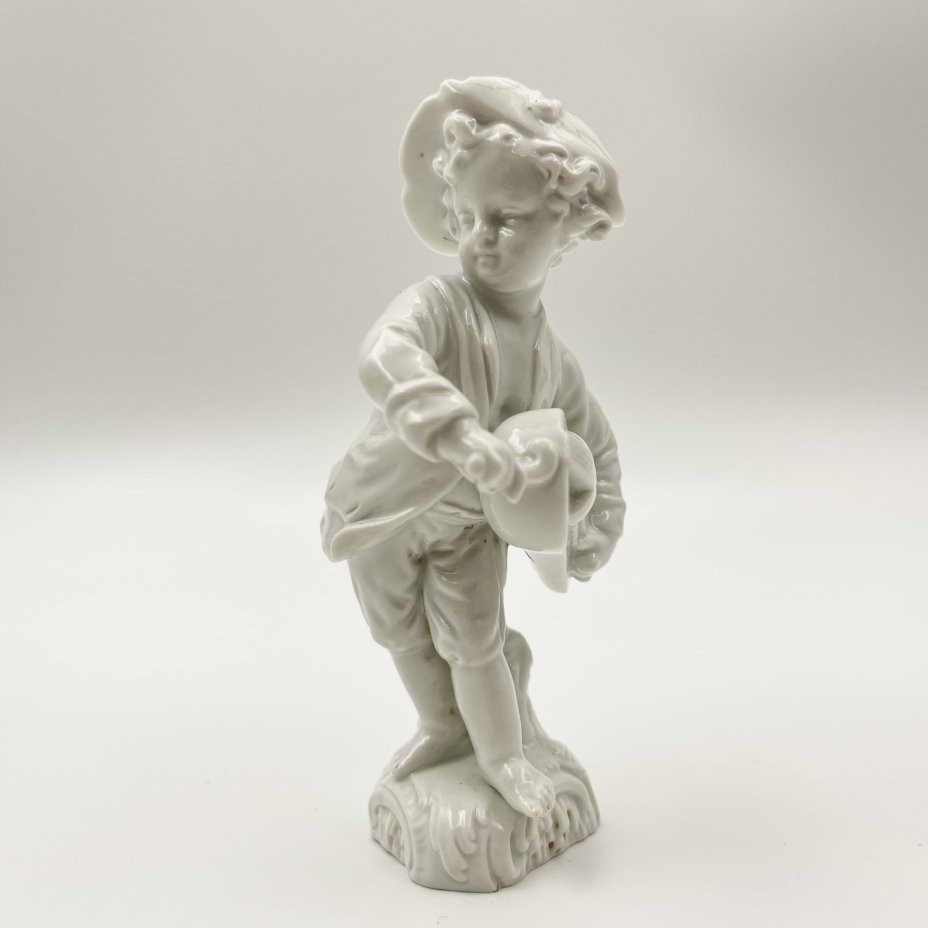 Статуэтка "Путти с колёсной лирой", фарфор, KPM (Königliche Porzellan-Manufaktur), Германия, 1870-1882 гг.