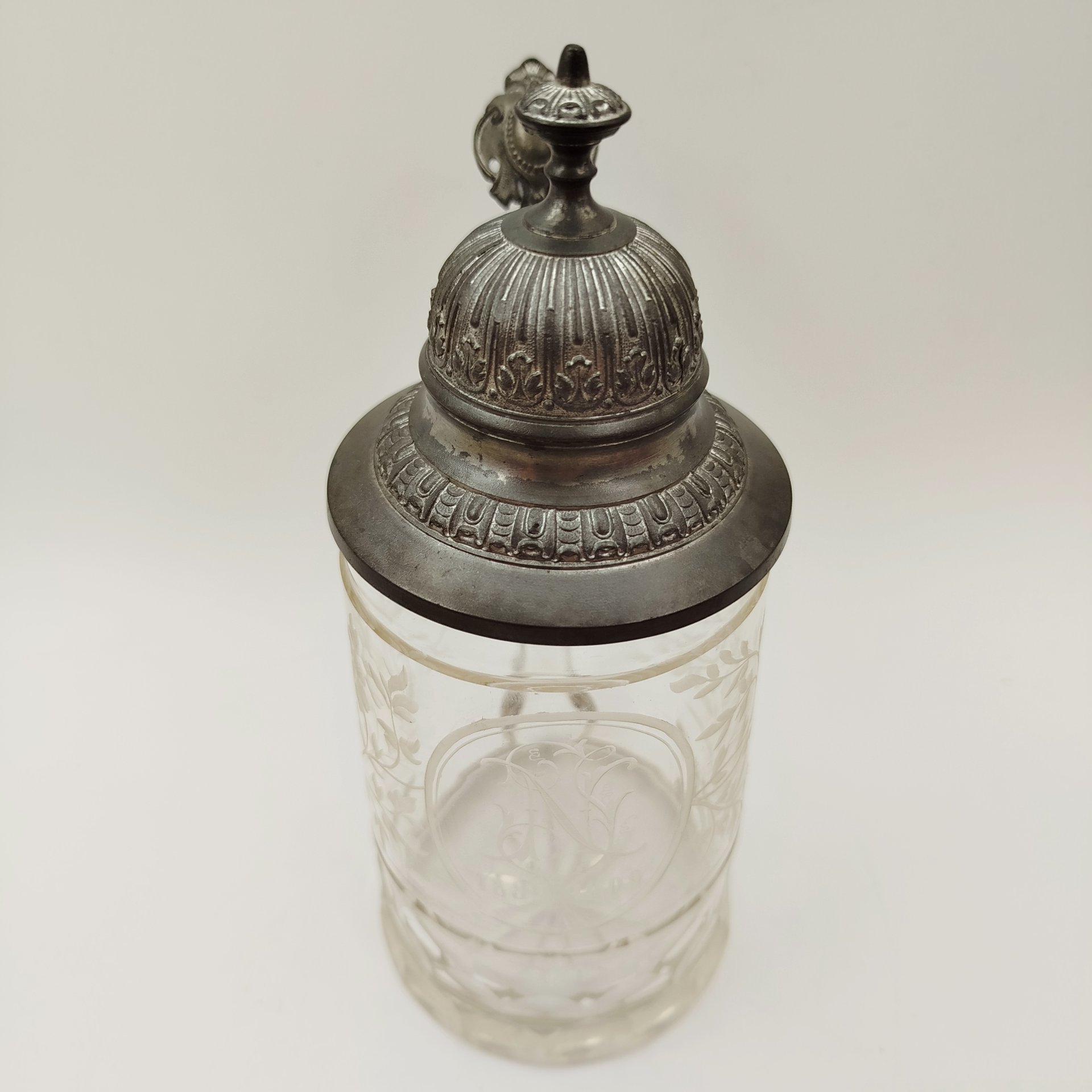 Кружка пивная с монограммой "NJ" и растительным декором, стекло, гравировка, гранение, металл, Западная Европа, 1880-1910 гг.