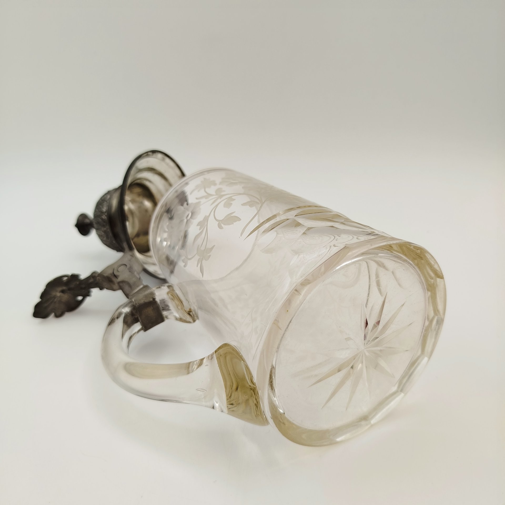 Кружка пивная с монограммой "NJ" и растительным декором, стекло, гравировка, гранение, металл, Западная Европа, 1880-1910 гг.